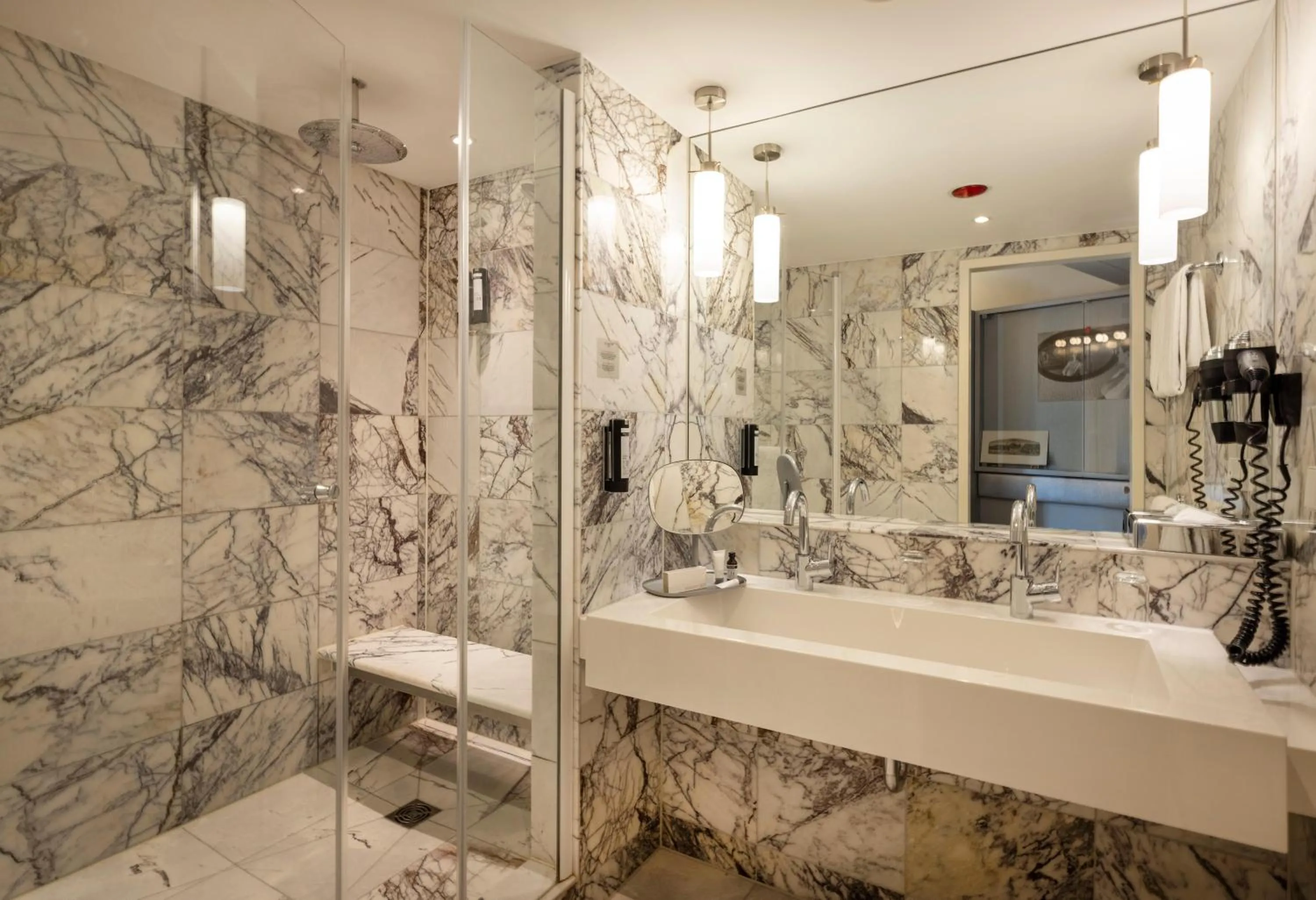 Shower in ARCOTEL Onyx Hamburg