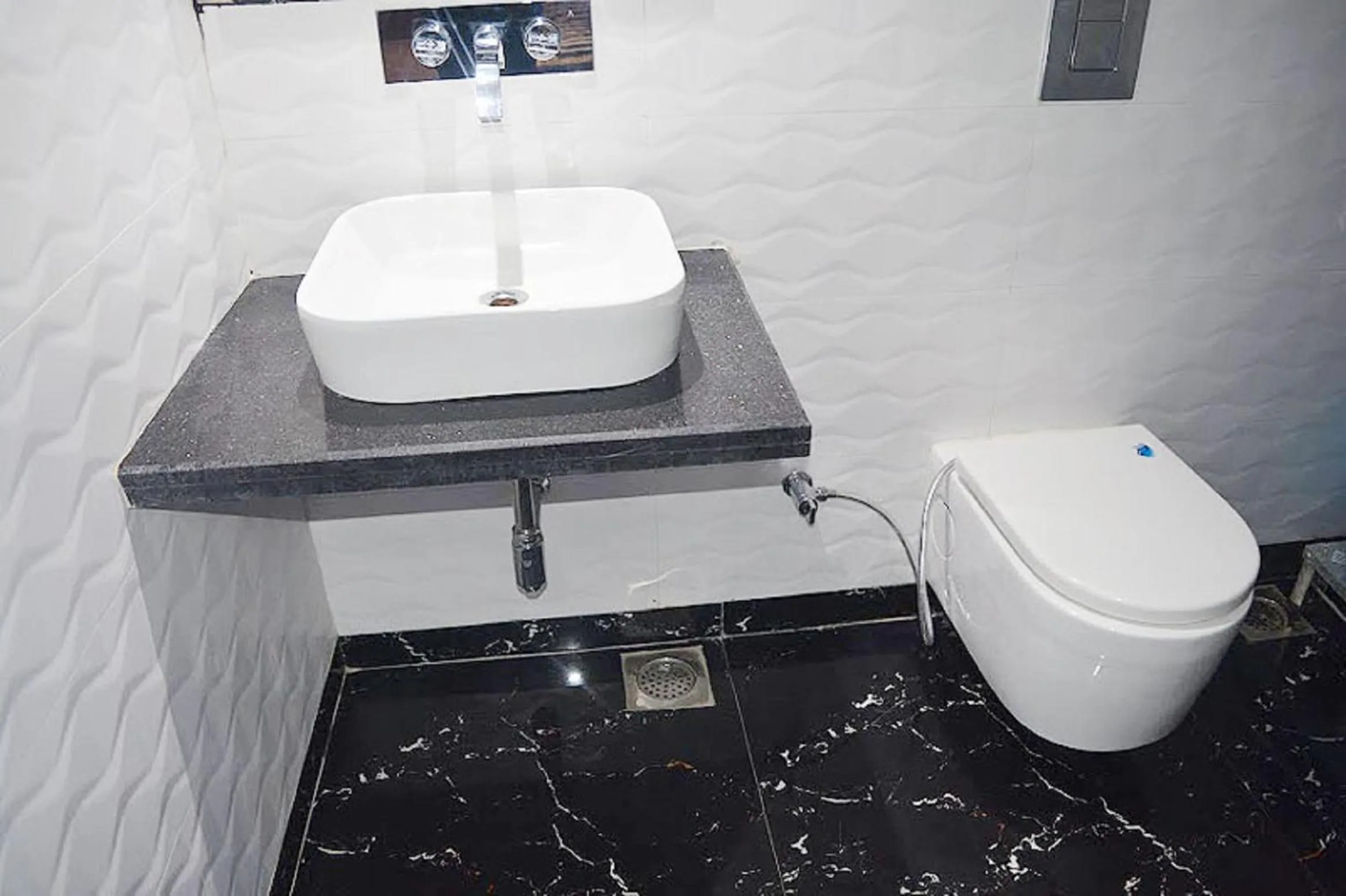 Toilet in Hotel Sun International