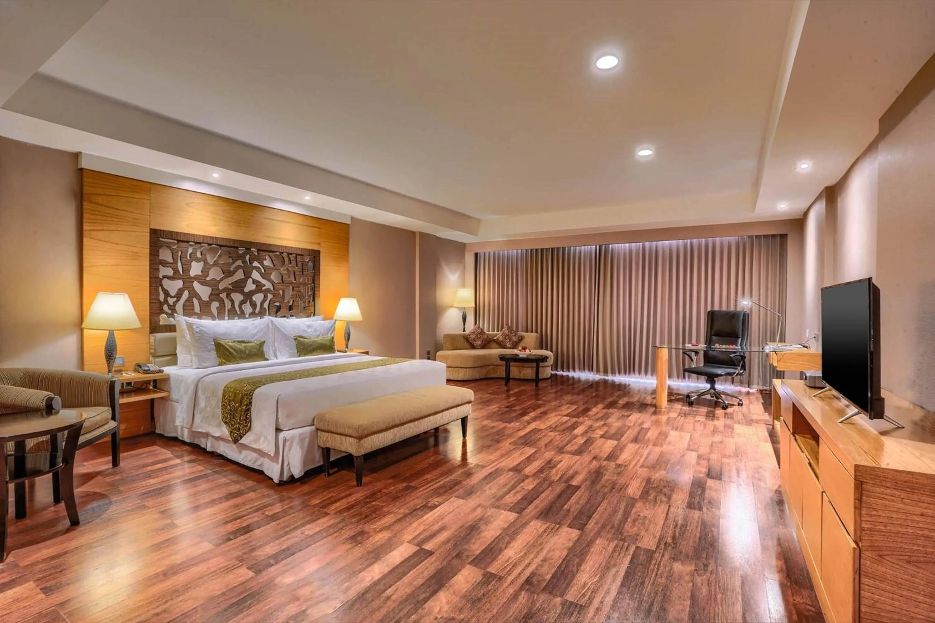 Photo of the whole room, Bed in Wyndham Surabaya