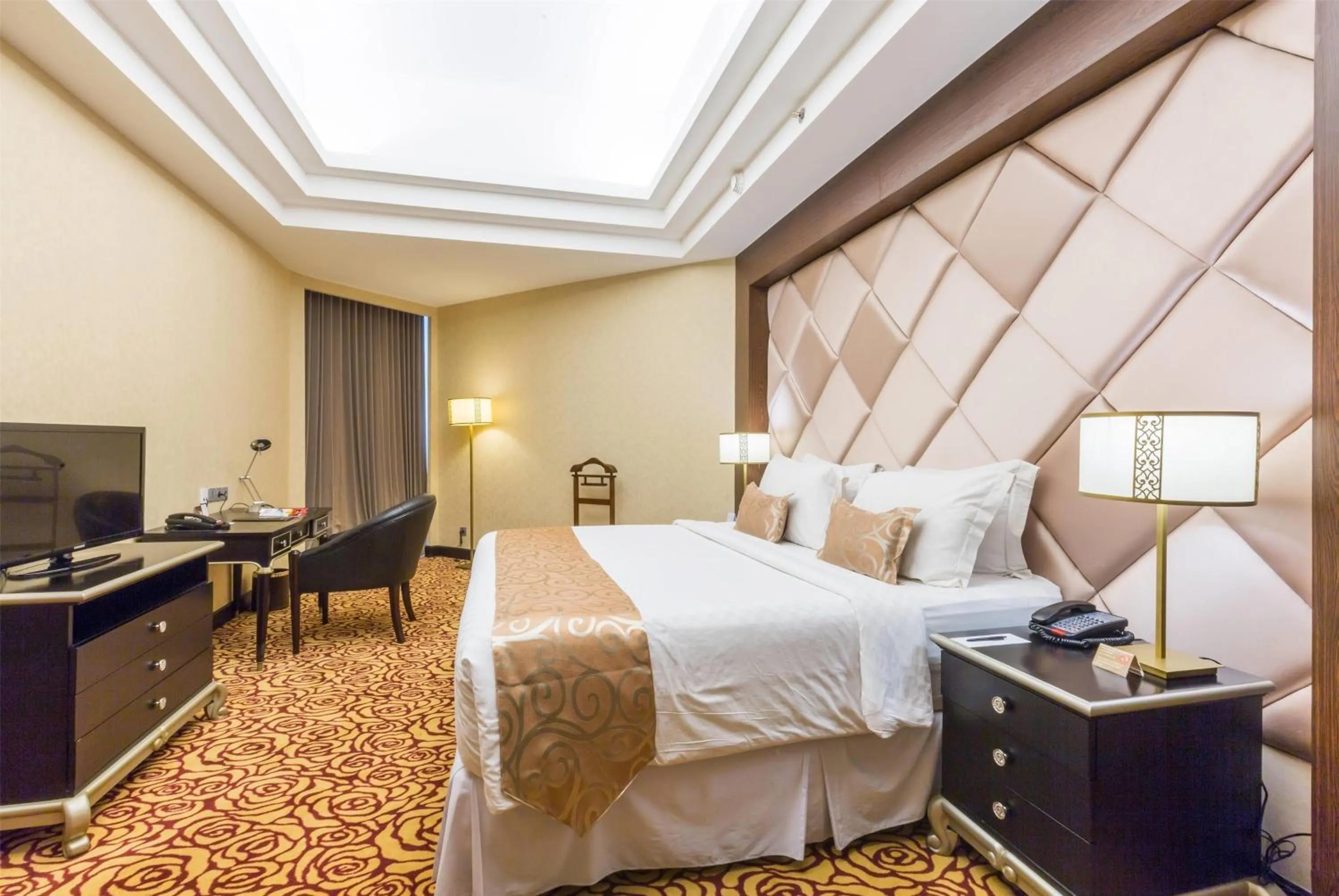 Photo of the whole room, Bed in Wyndham Surabaya