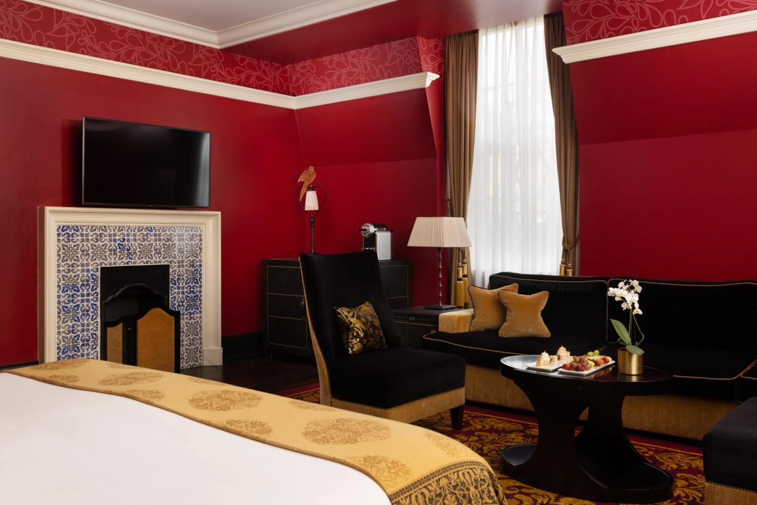 Seating area, Bed in L'oscar London
