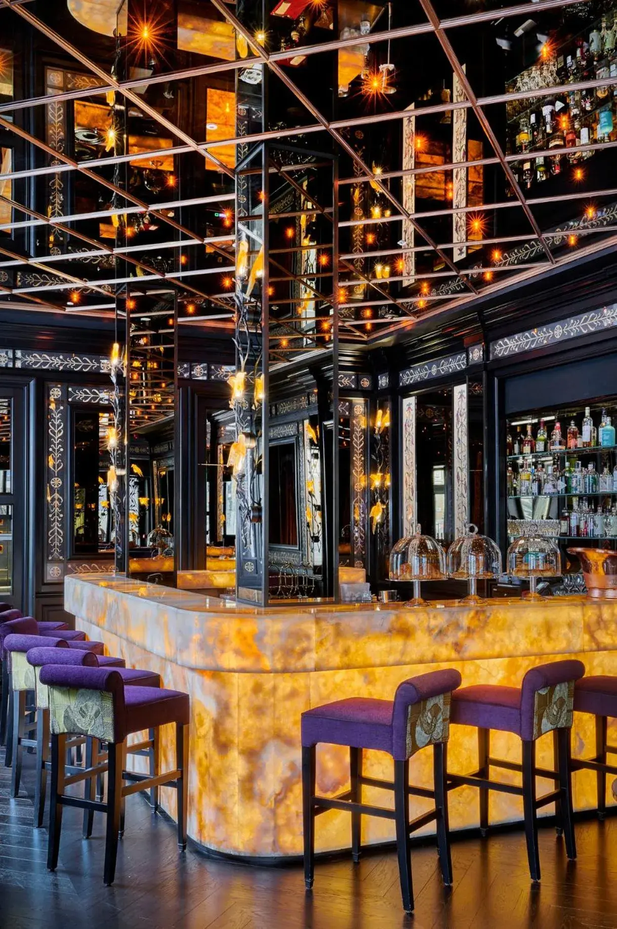 Lounge or bar in L'oscar London Lounge or bar in L'oscar London