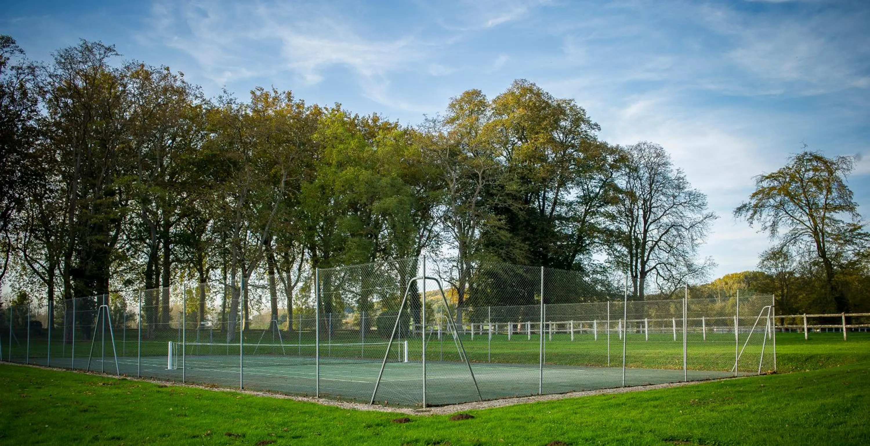 Tennis court in Château de Courcelles - Relais & Châteaux