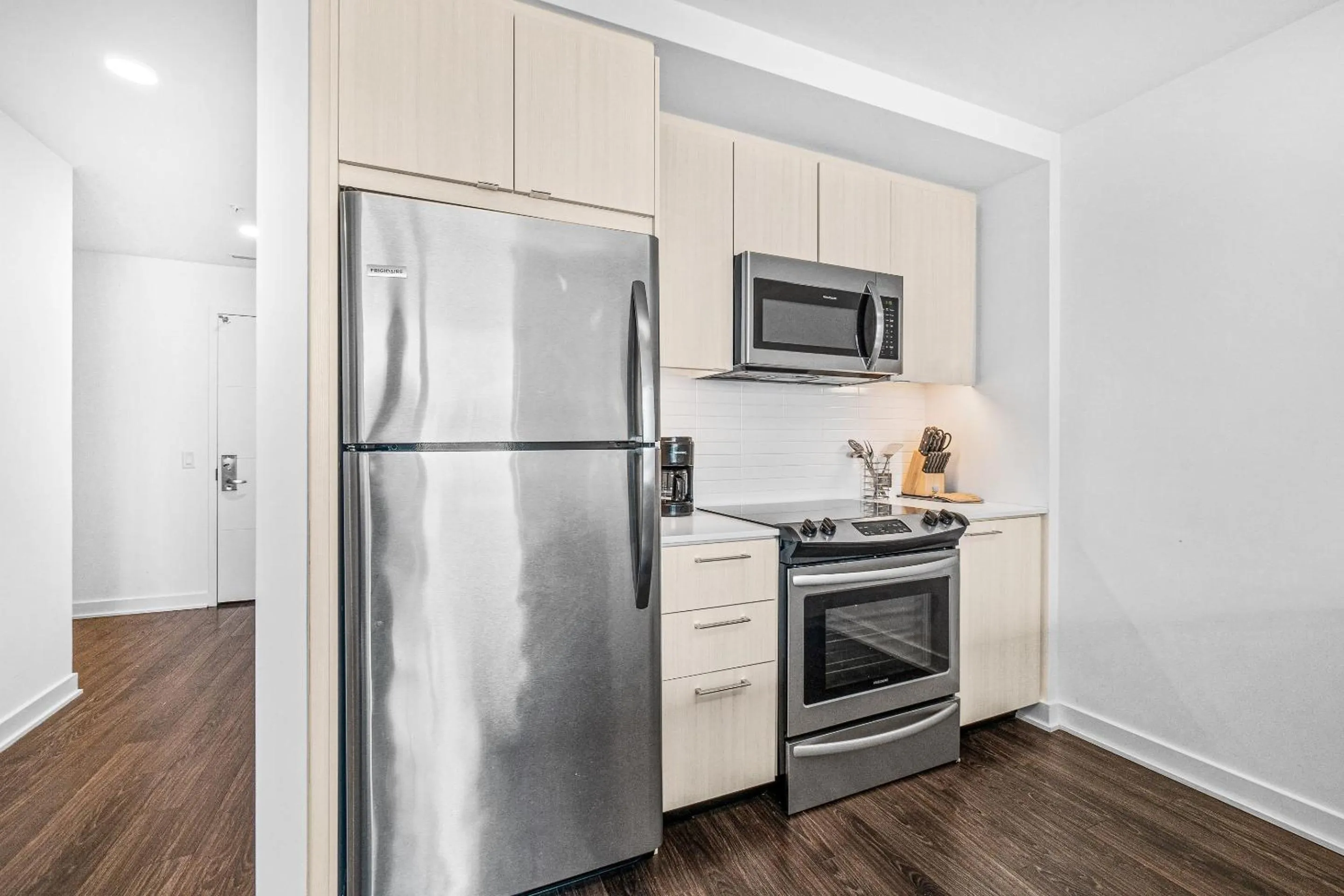 Kitchen or kitchenette in Global Luxury Suites at Reston Town Center