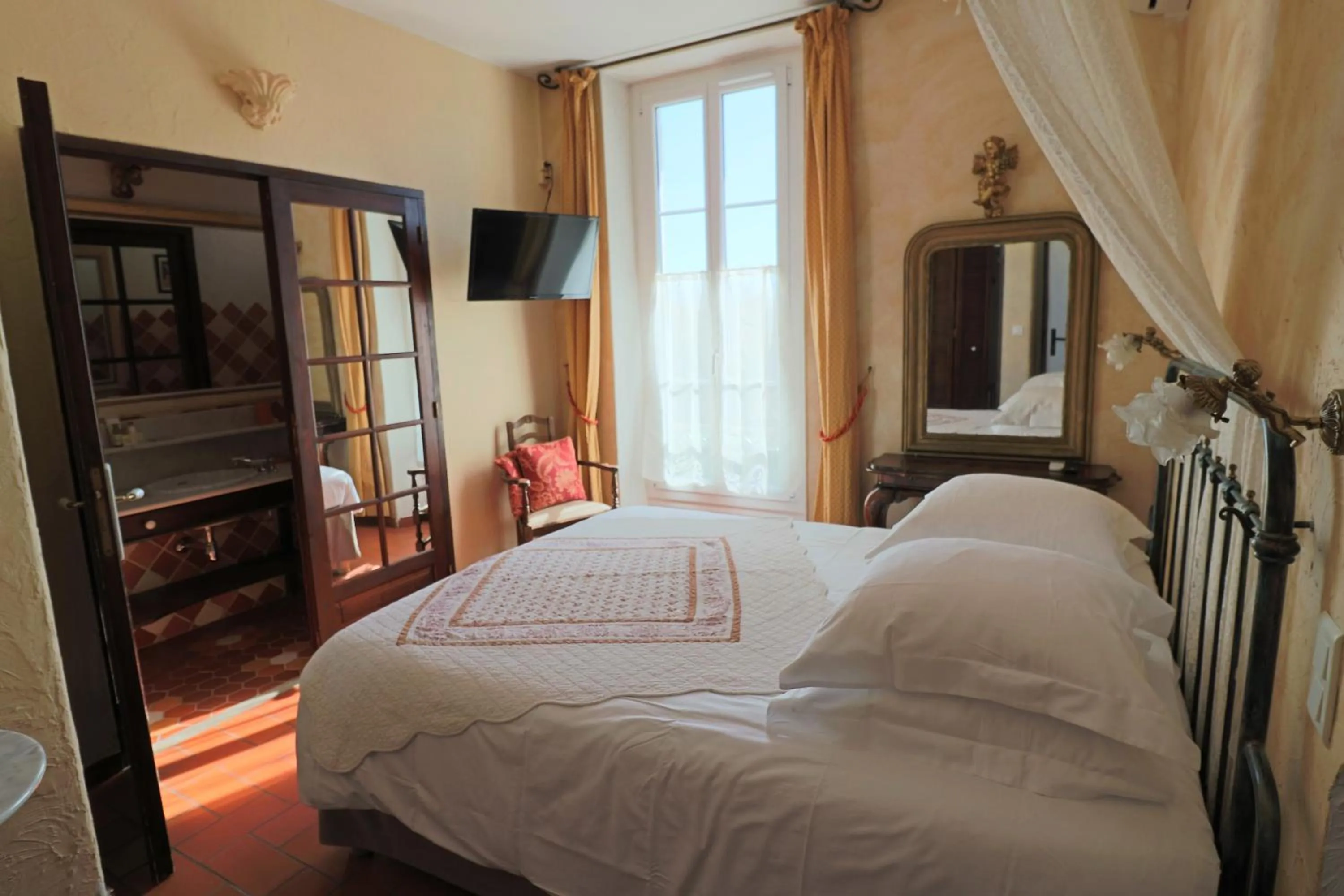 Photo of the whole room in La Villa Roseraie , Hôtel Familial OUVERT TOUTE L ANNEE