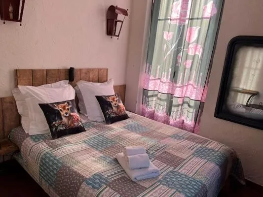 Bed in La Villa Roseraie , Hôtel Familial OUVERT TOUTE L ANNEE