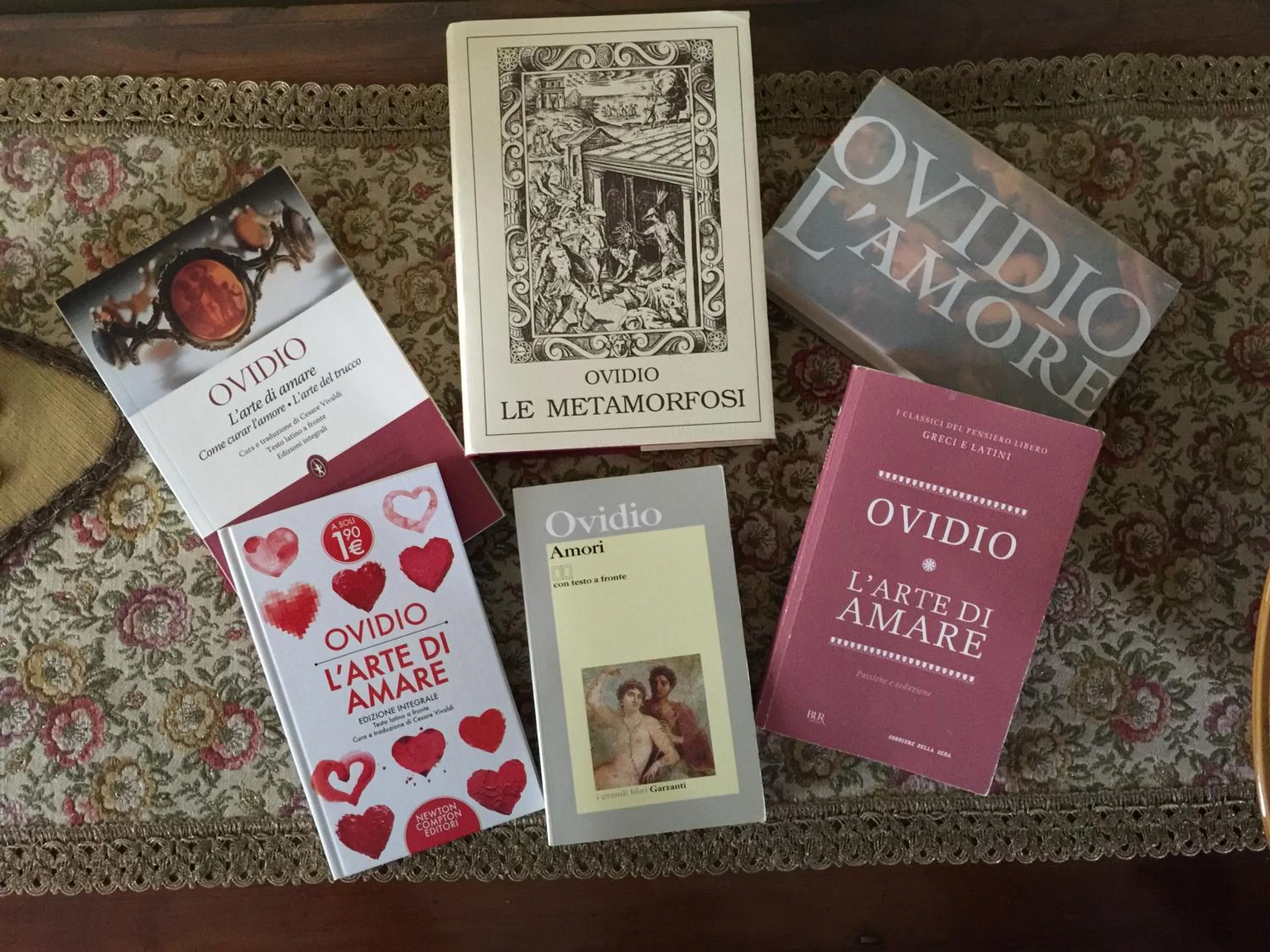 Library in B&B Amores