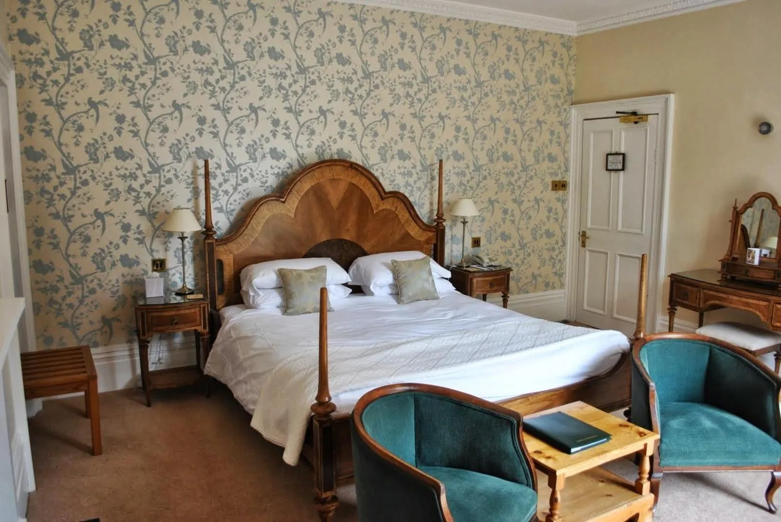 Photo of the whole room, Bed in Chiseldon House Hotel
