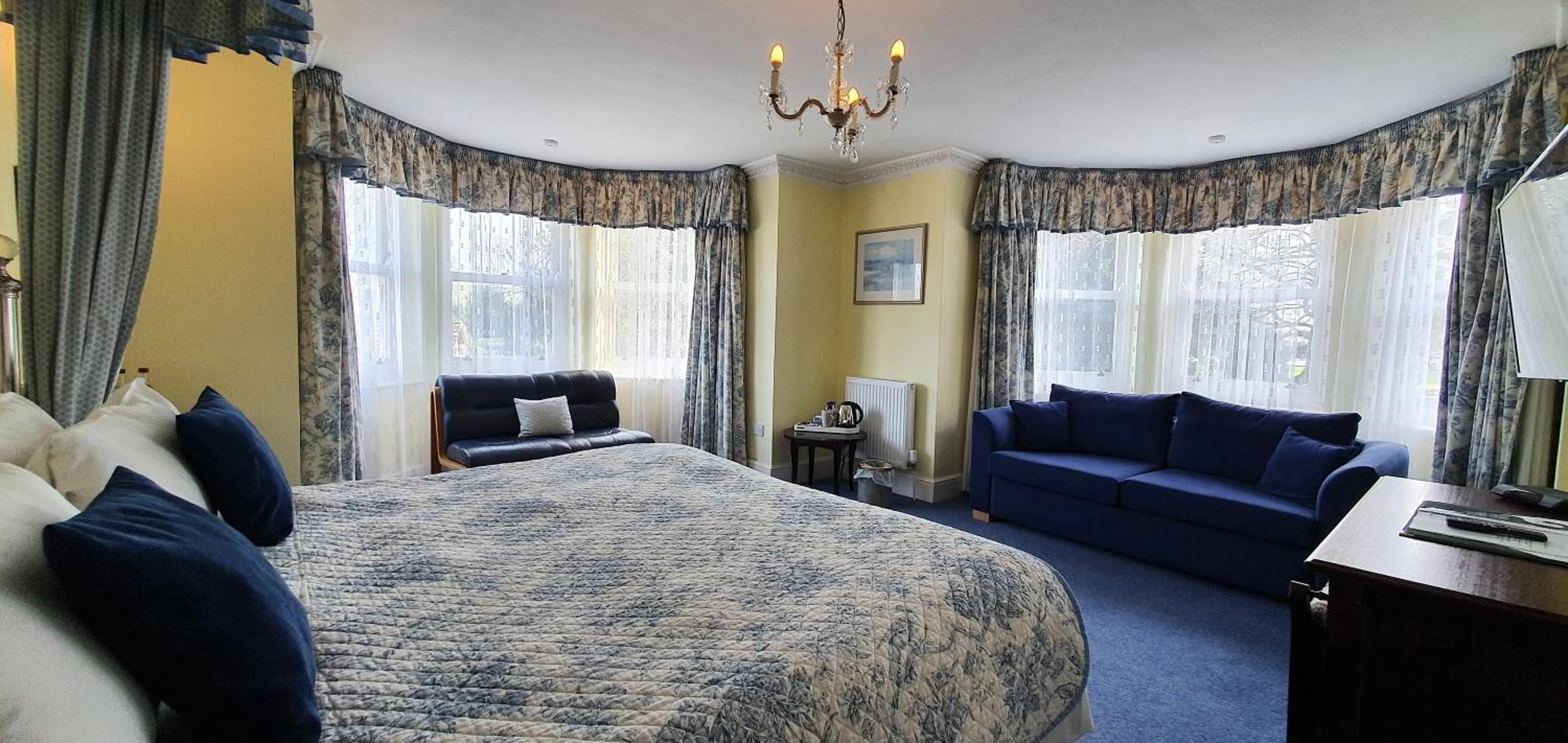 Bed in Chiseldon House Hotel