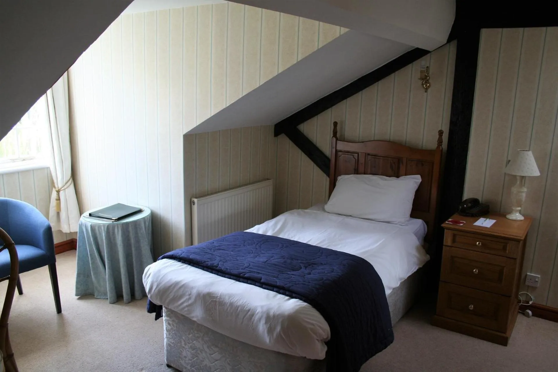 Bed in Chiseldon House Hotel