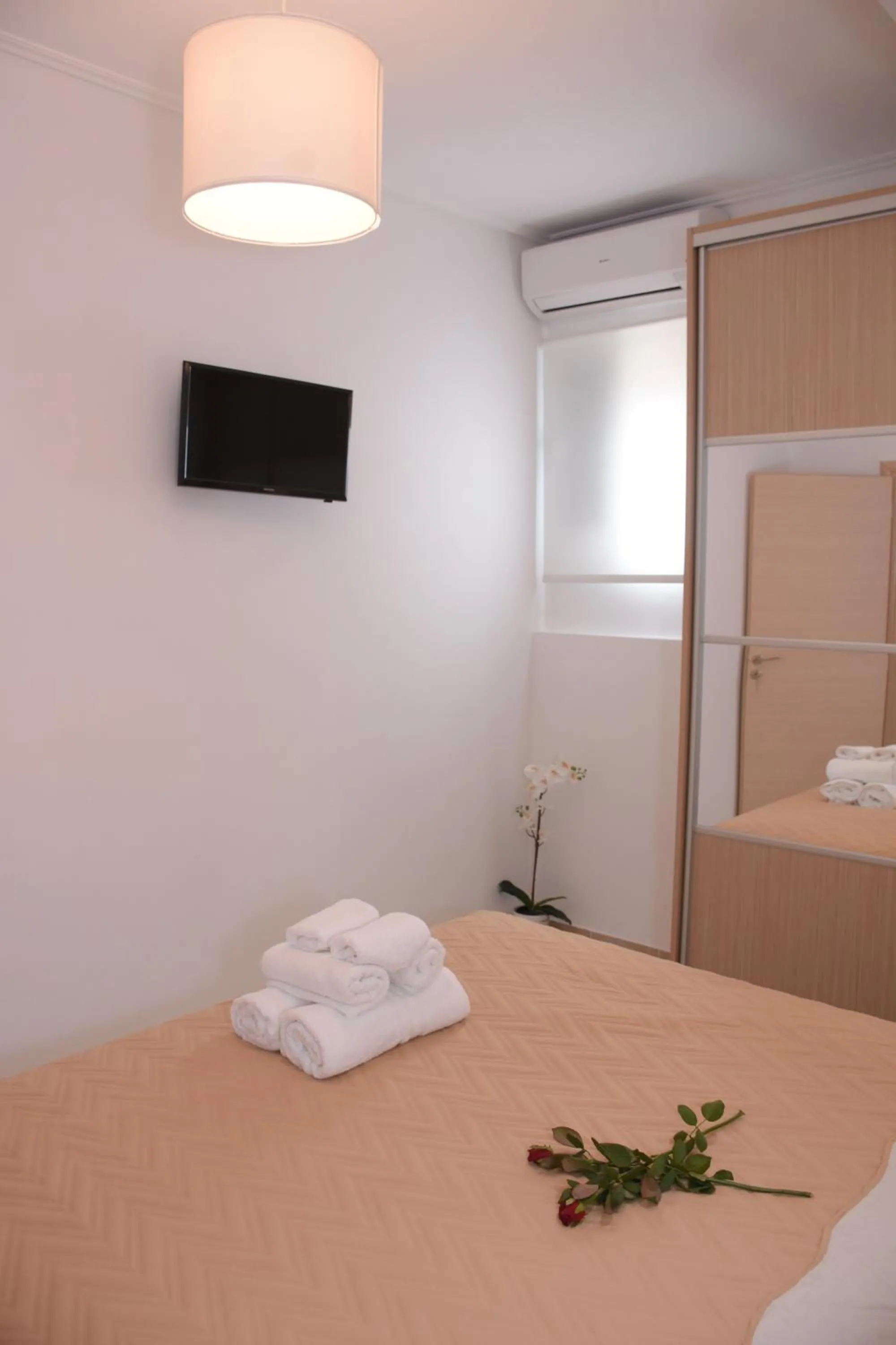 TV and multimedia, Bed in Keratea Apartment Athens Airport
