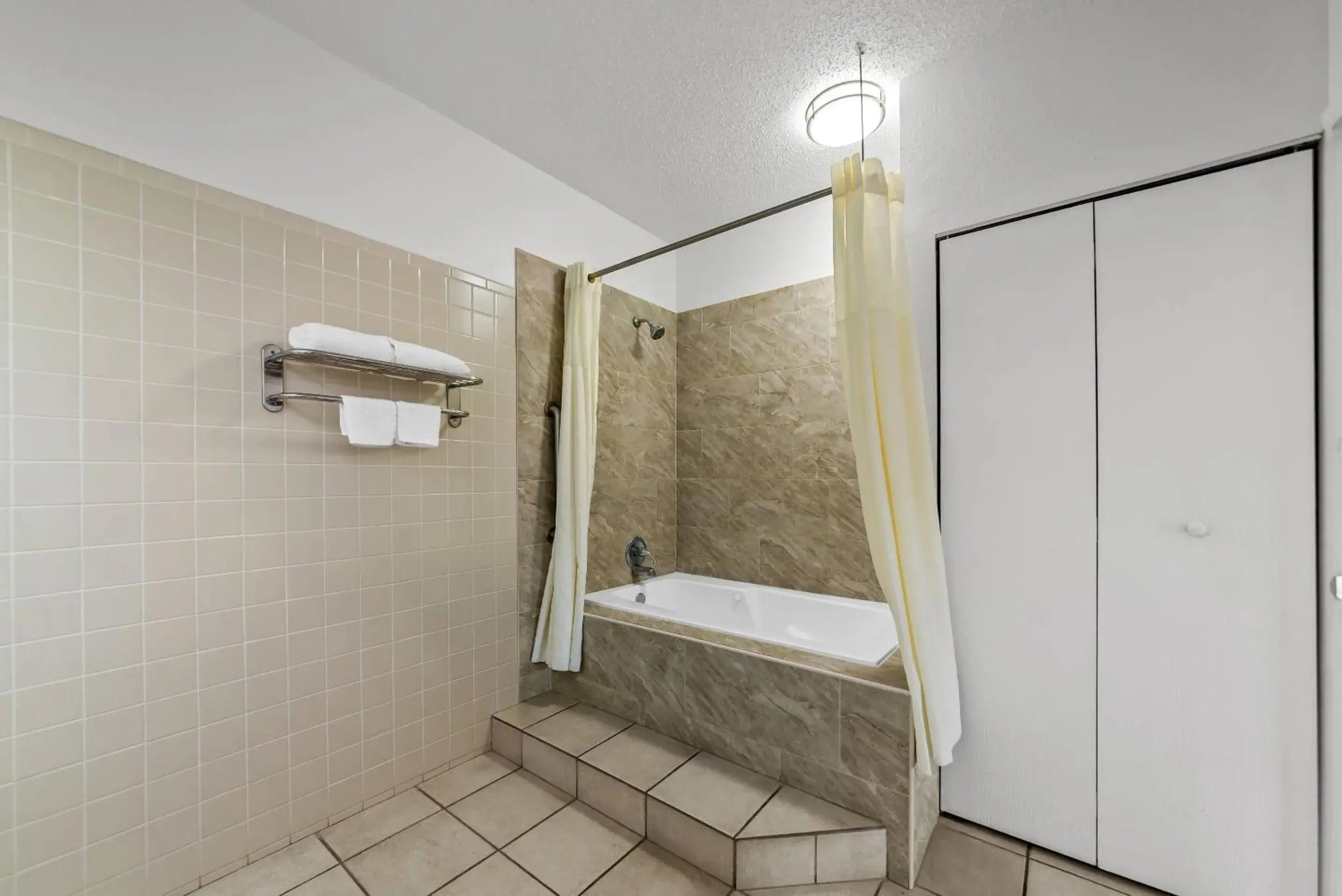 Bedroom in Quality Inn Weeki Wachee - Spring Hill Bedroom in Quality Inn Weeki Wachee - Spring Hill