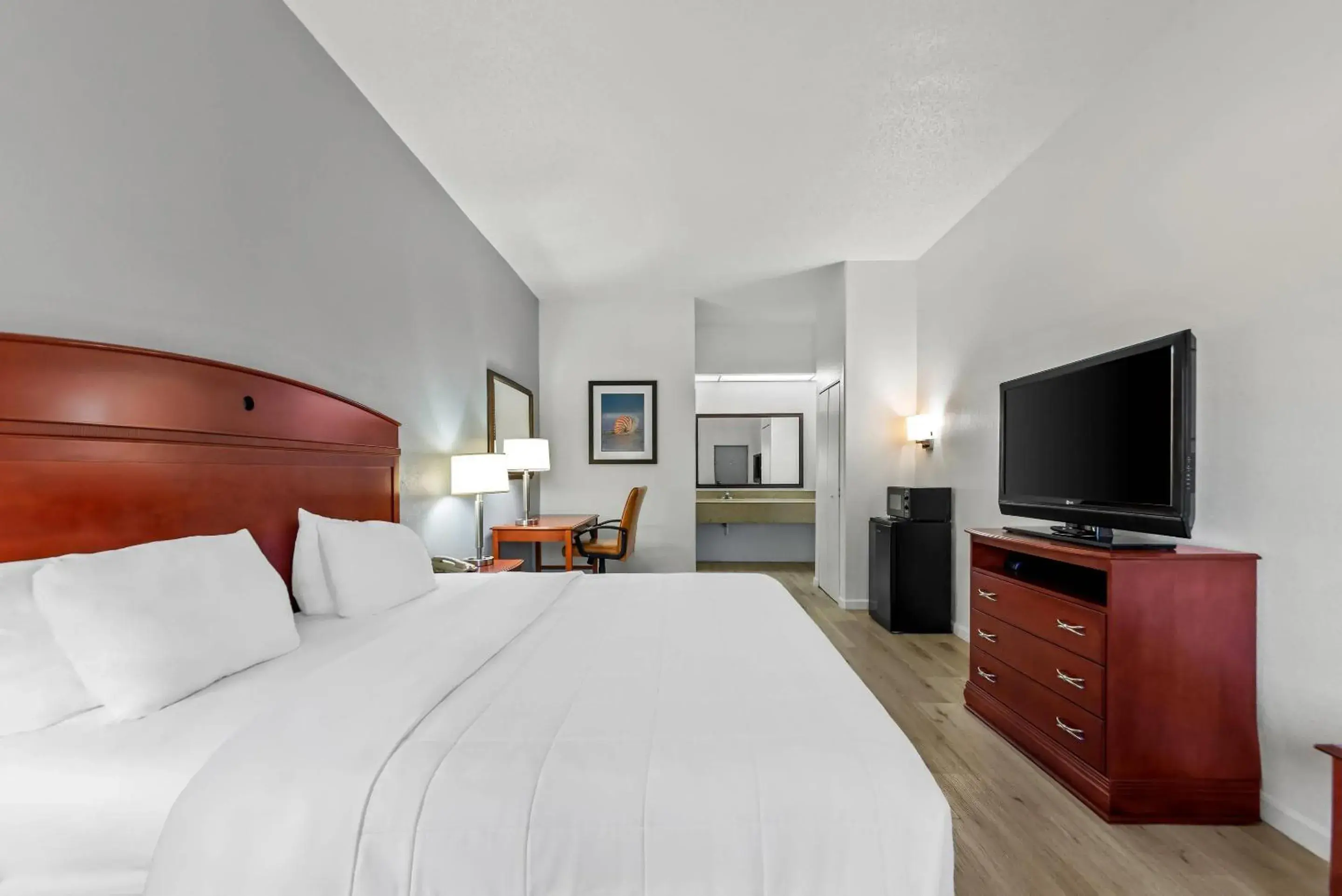 Bedroom, Bed in Quality Inn Weeki Wachee - Spring Hill Bedroom, Bed in Quality Inn Weeki Wachee - Spring Hill