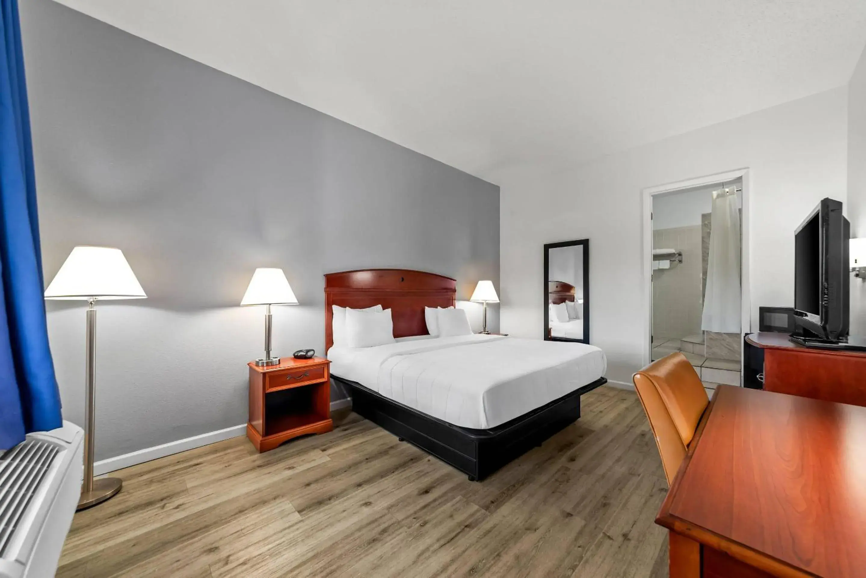 Bedroom, Bed in Quality Inn Weeki Wachee - Spring Hill Bedroom, Bed in Quality Inn Weeki Wachee - Spring Hill