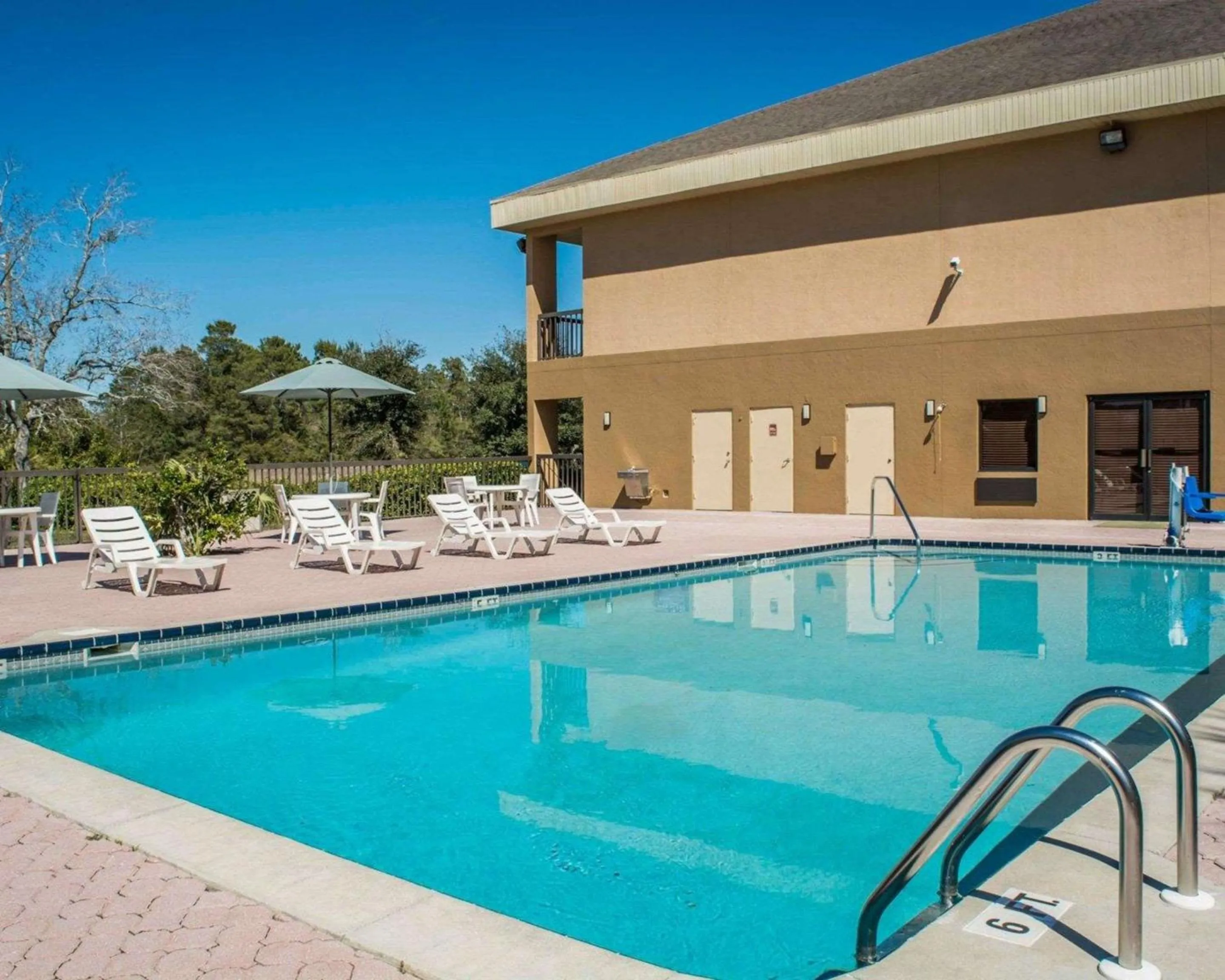 Swimming pool in Quality Inn Weeki Wachee - Spring Hill
