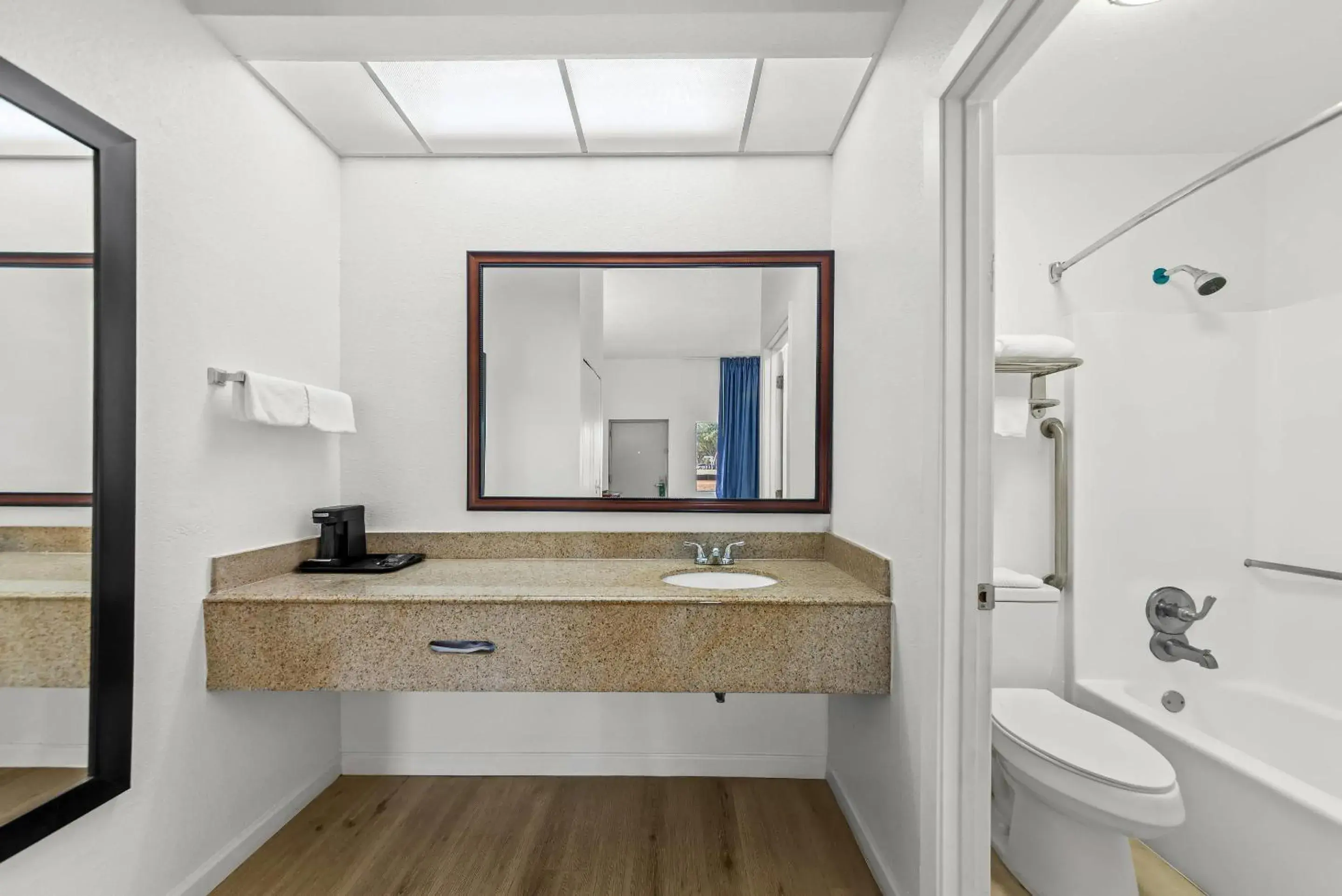 Bedroom in Quality Inn Weeki Wachee - Spring Hill Bedroom in Quality Inn Weeki Wachee - Spring Hill