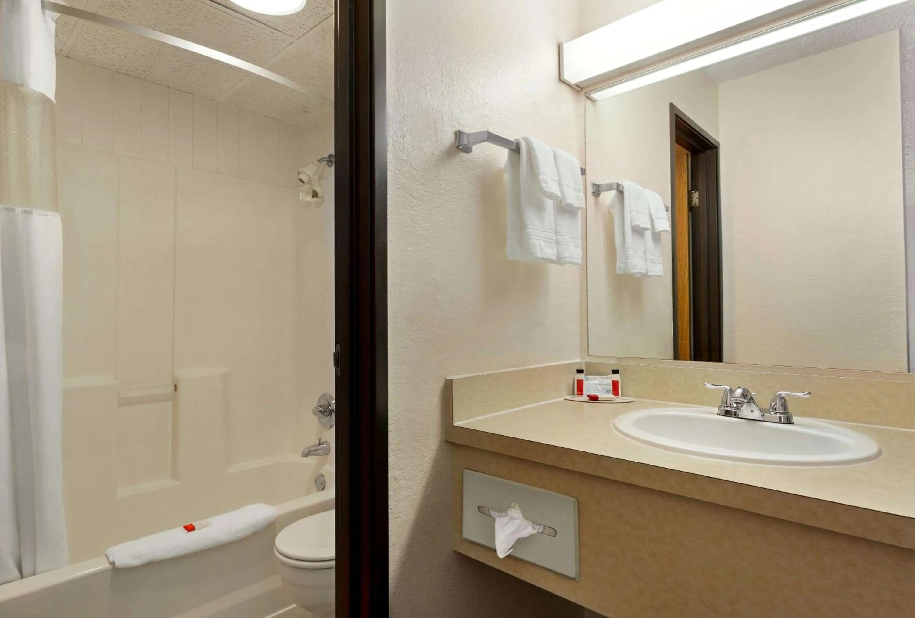 Bathroom in Howard Johnson by Wyndham Billings
