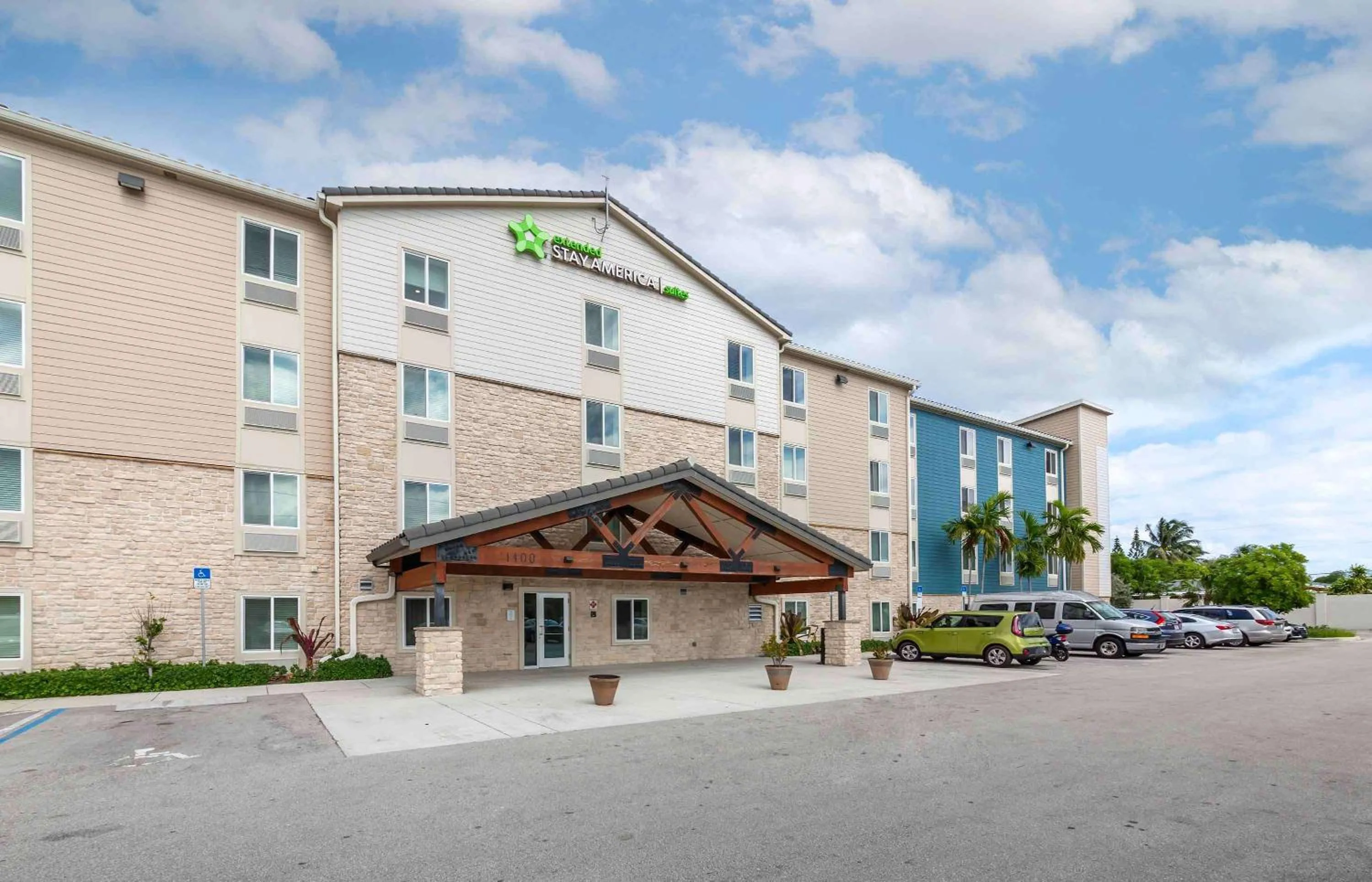 Property building in Extended Stay America Select Suites - Deerfield Beach