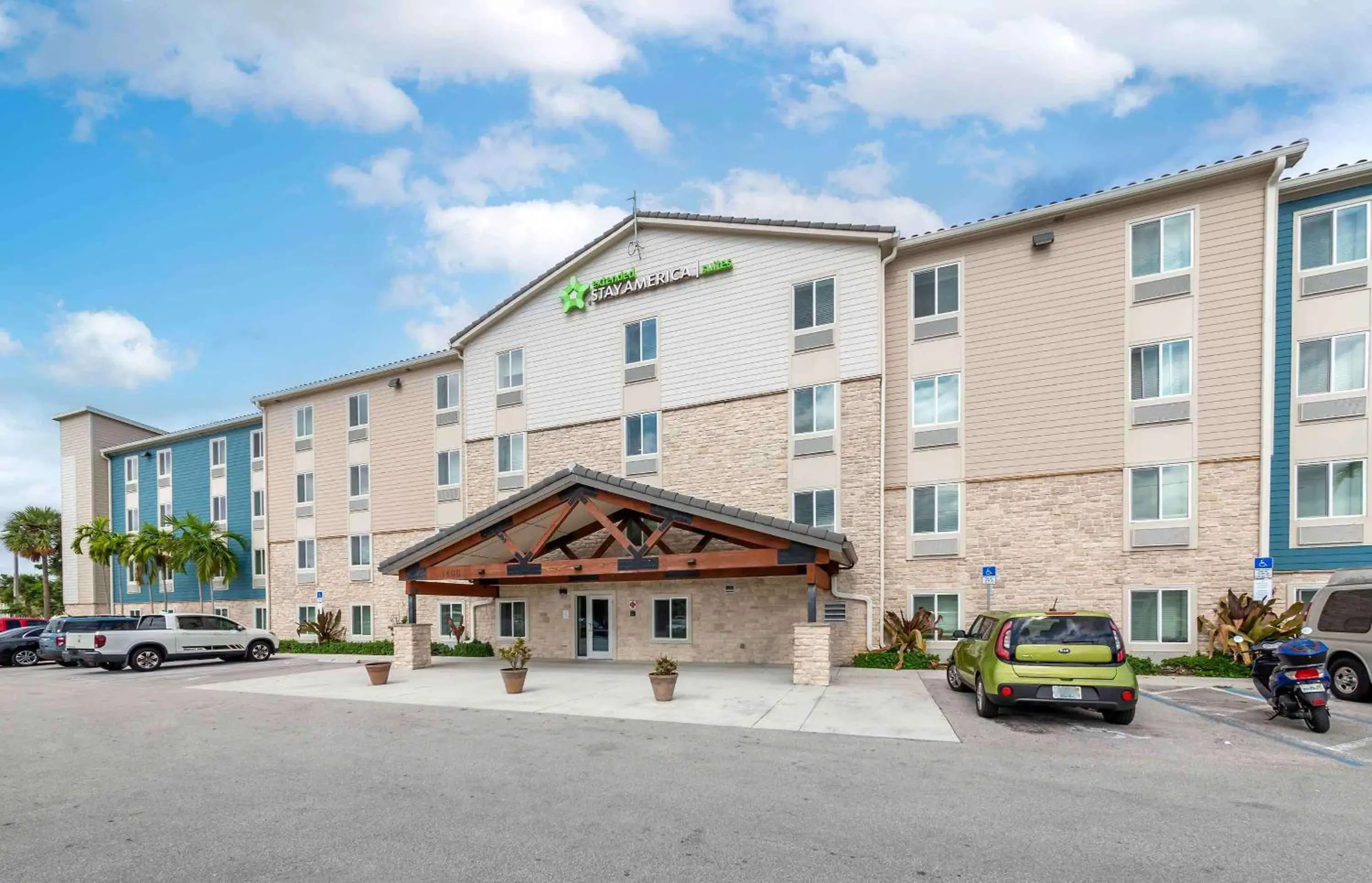 Property building in Extended Stay America Select Suites - Deerfield Beach Property building in Extended Stay America Select Suites - Deerfield Beach