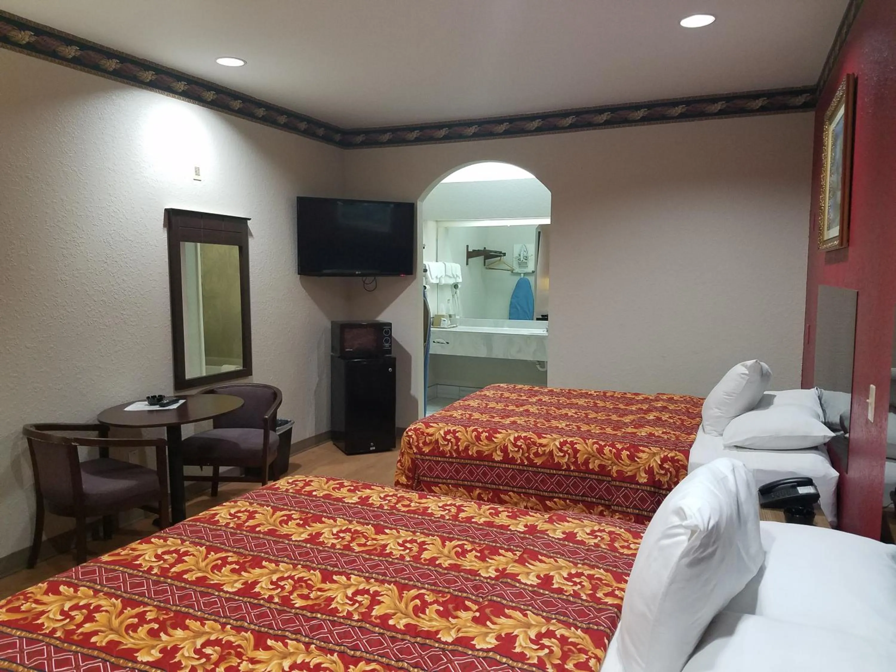 Bed in Scott Inn & Suites - Downtown Houston