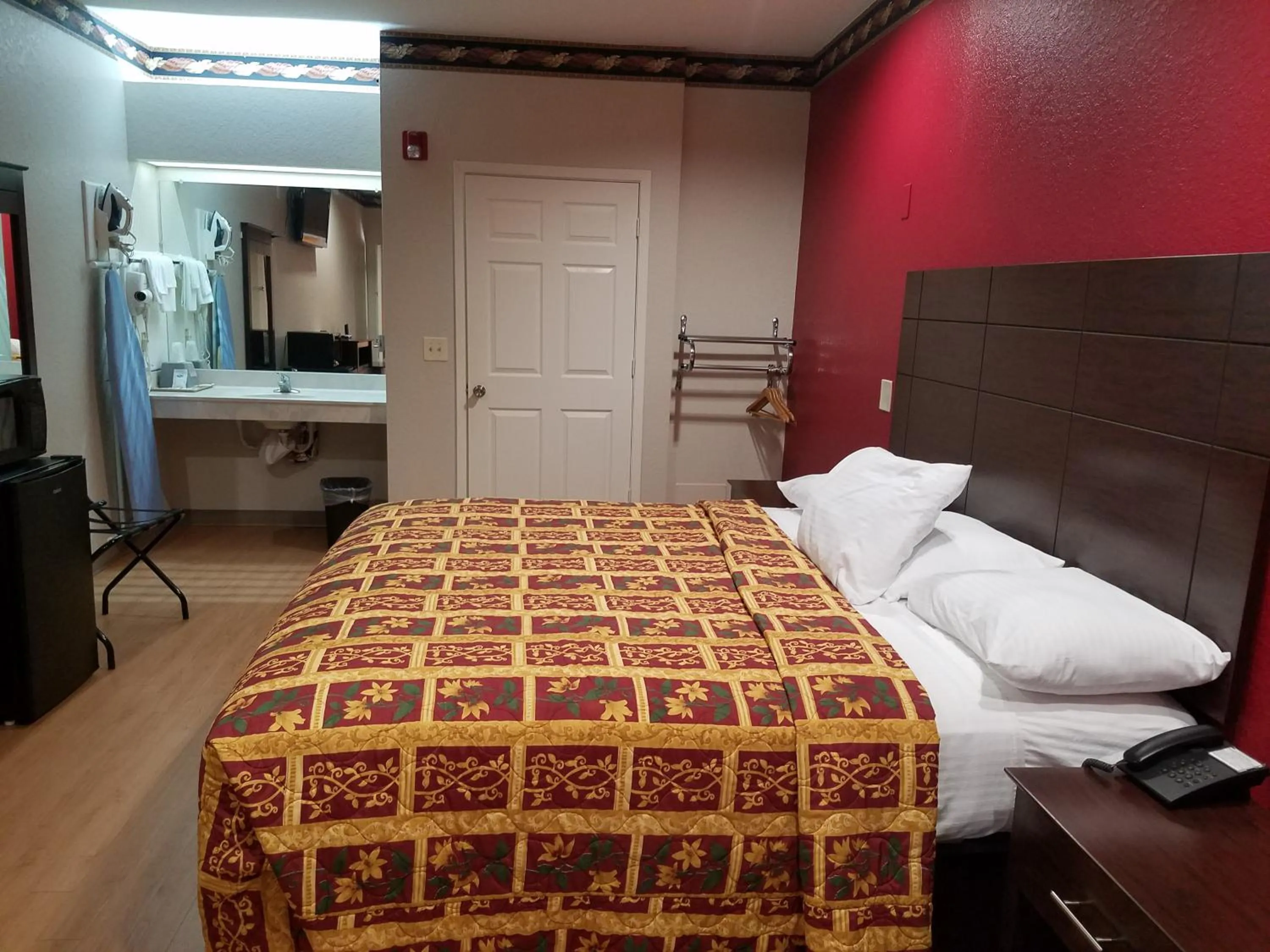 Bed in Scott Inn & Suites - Downtown Houston