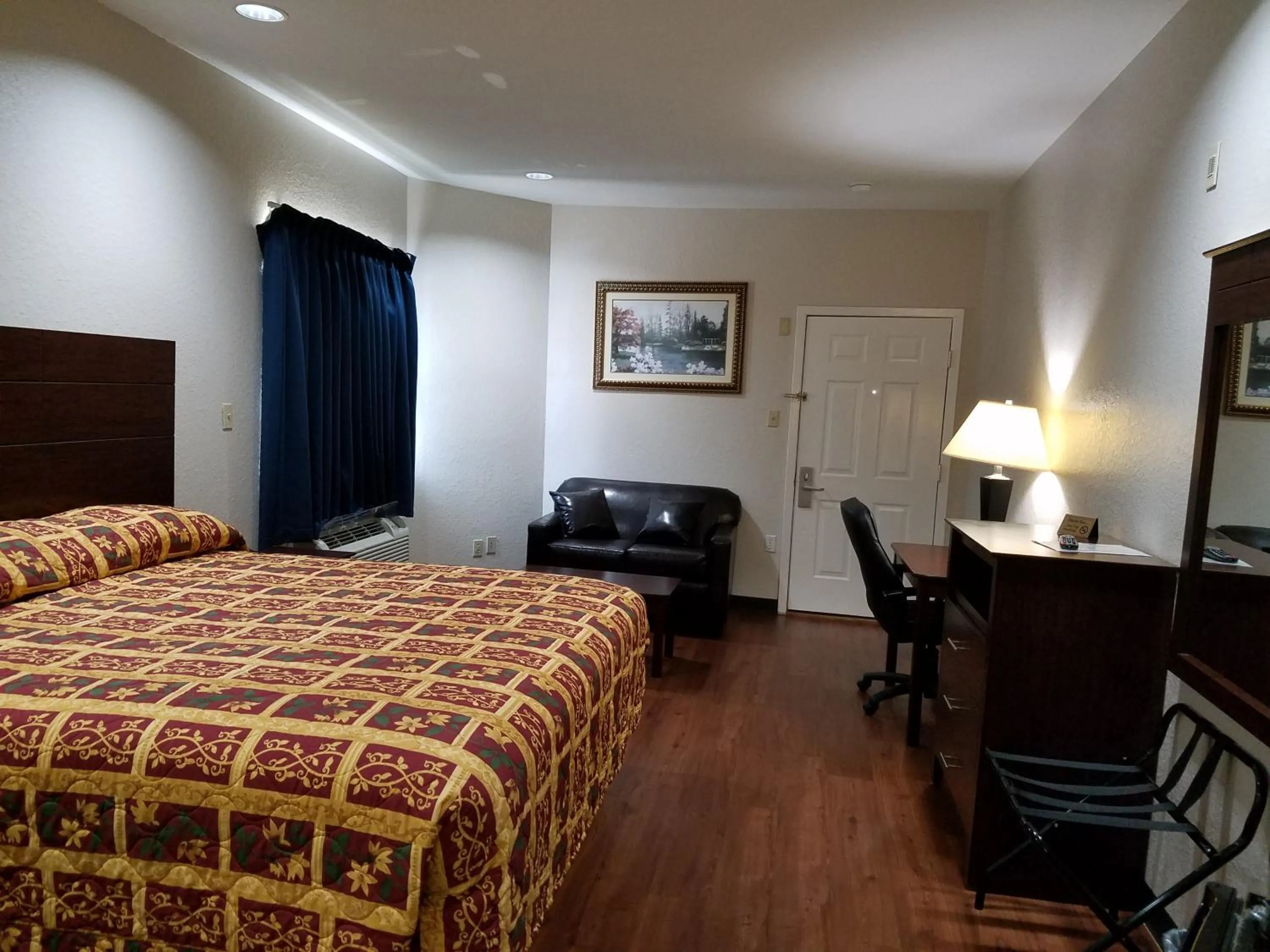 Bed in Scott Inn & Suites - Downtown Houston