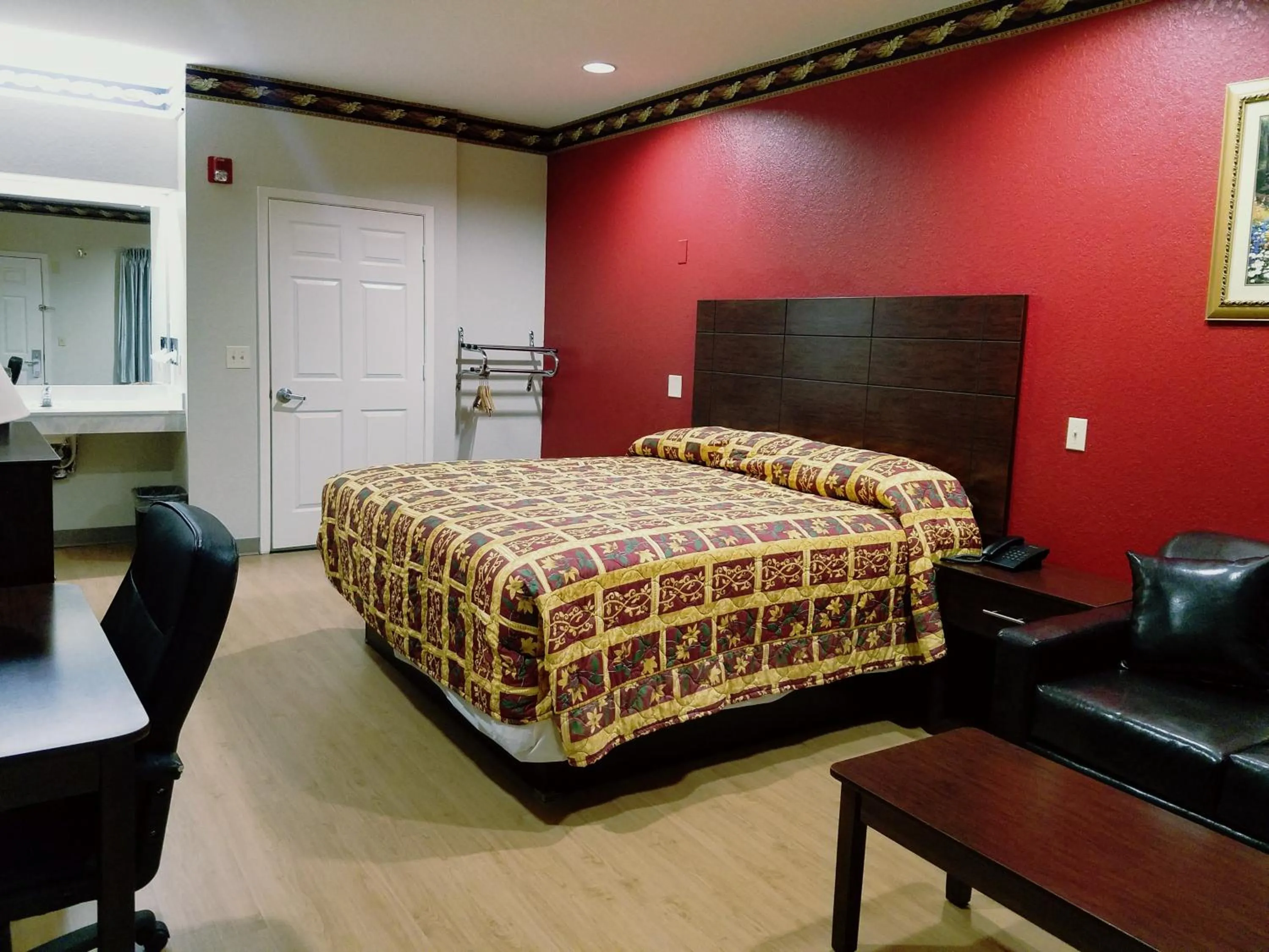 Bed in Scott Inn & Suites - Downtown Houston