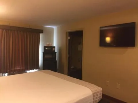 Bed in Americas Best Value Inn Caldwell