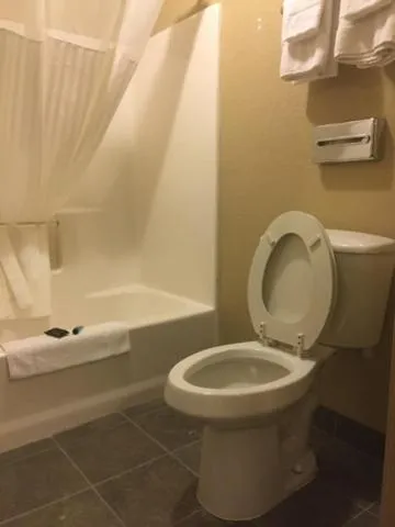 Bathroom in Americas Best Value Inn Caldwell