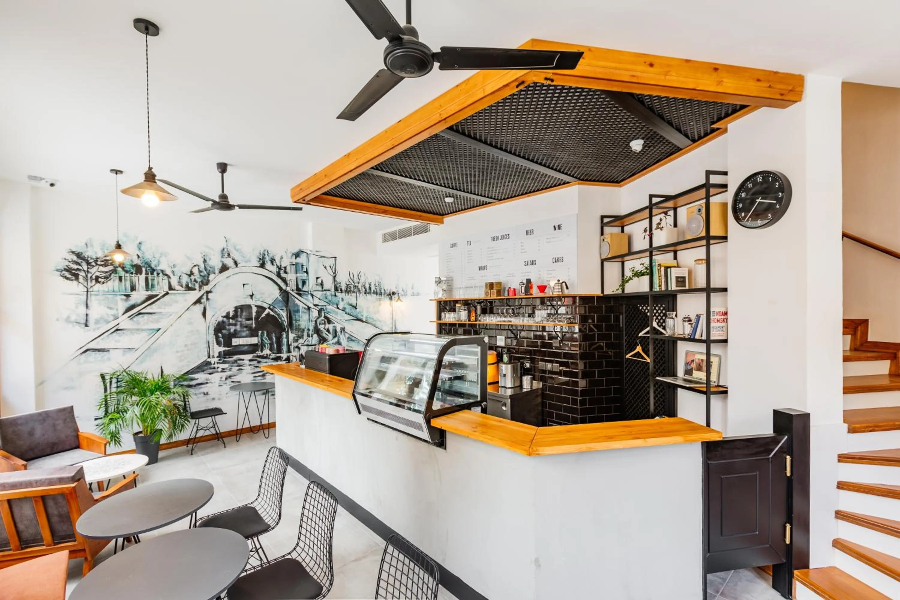 Restaurant/places to eat in Djumba Hotel & Cafe