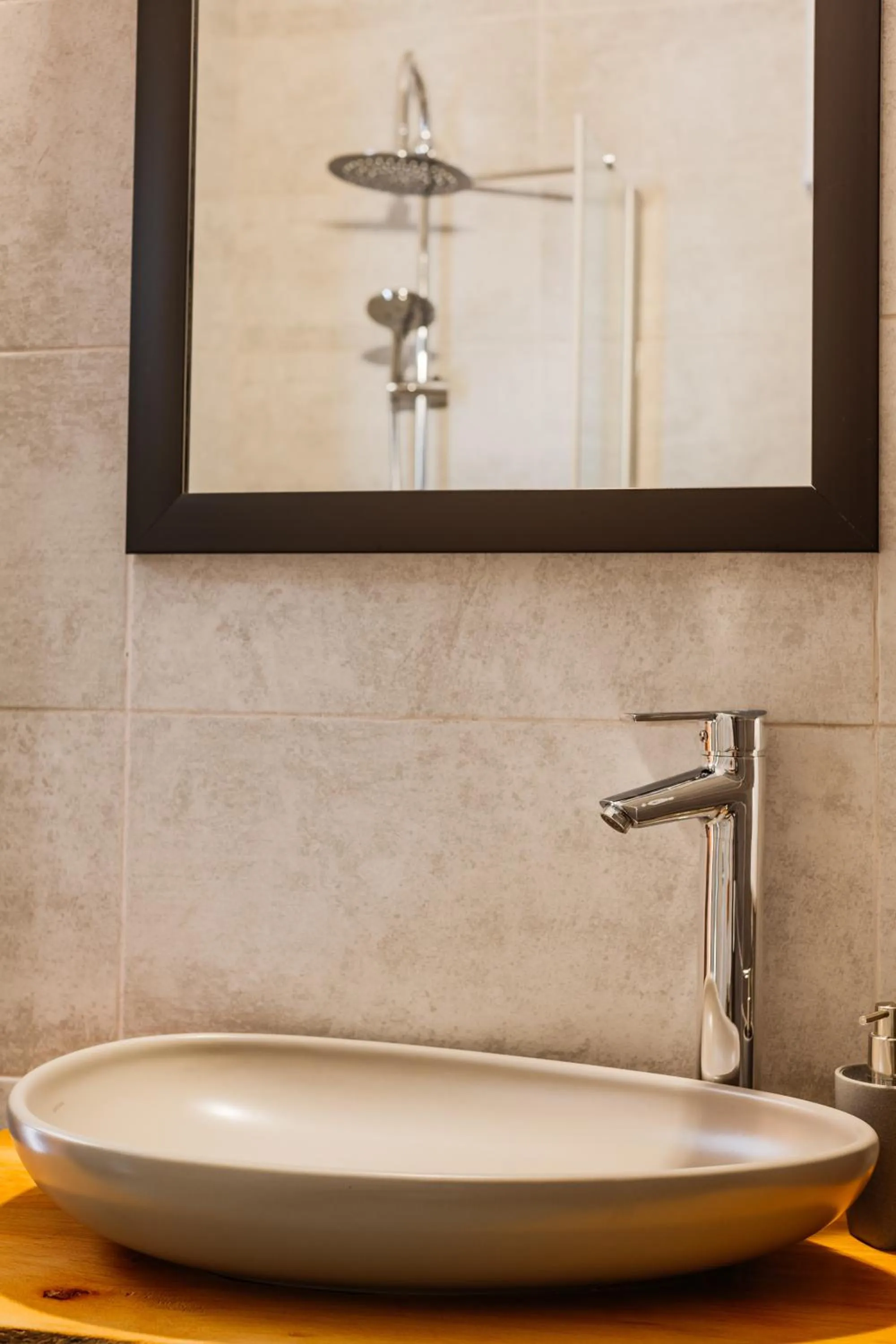 Shower in Djumba Hotel & Cafe