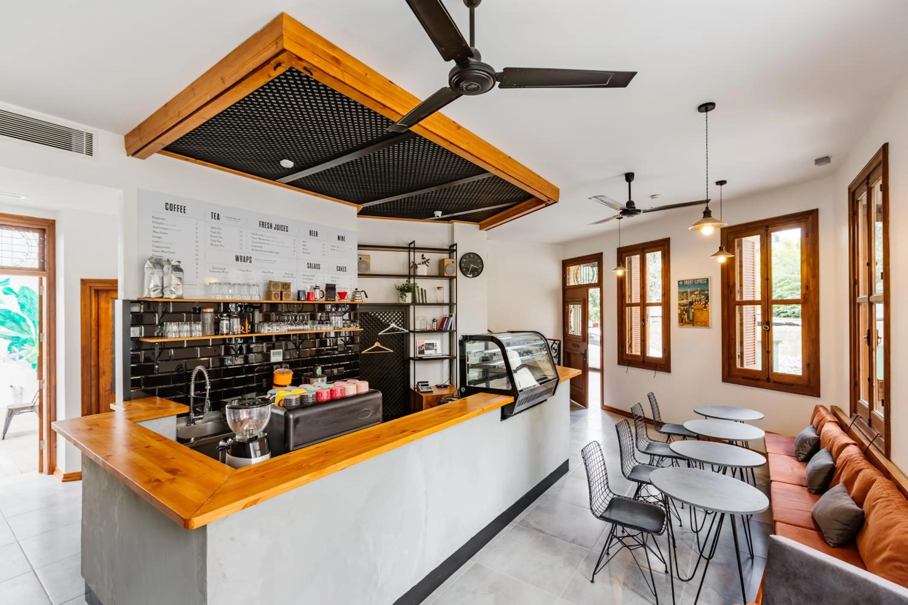 Restaurant/places to eat in Djumba Hotel & Cafe