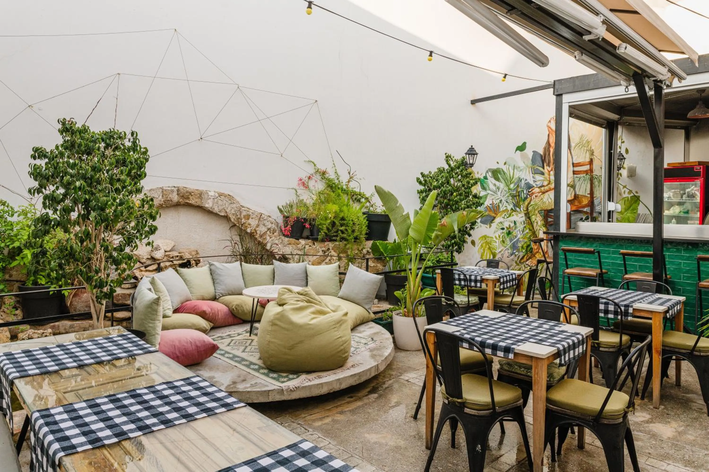 Restaurant/places to eat in Djumba Hotel & Cafe