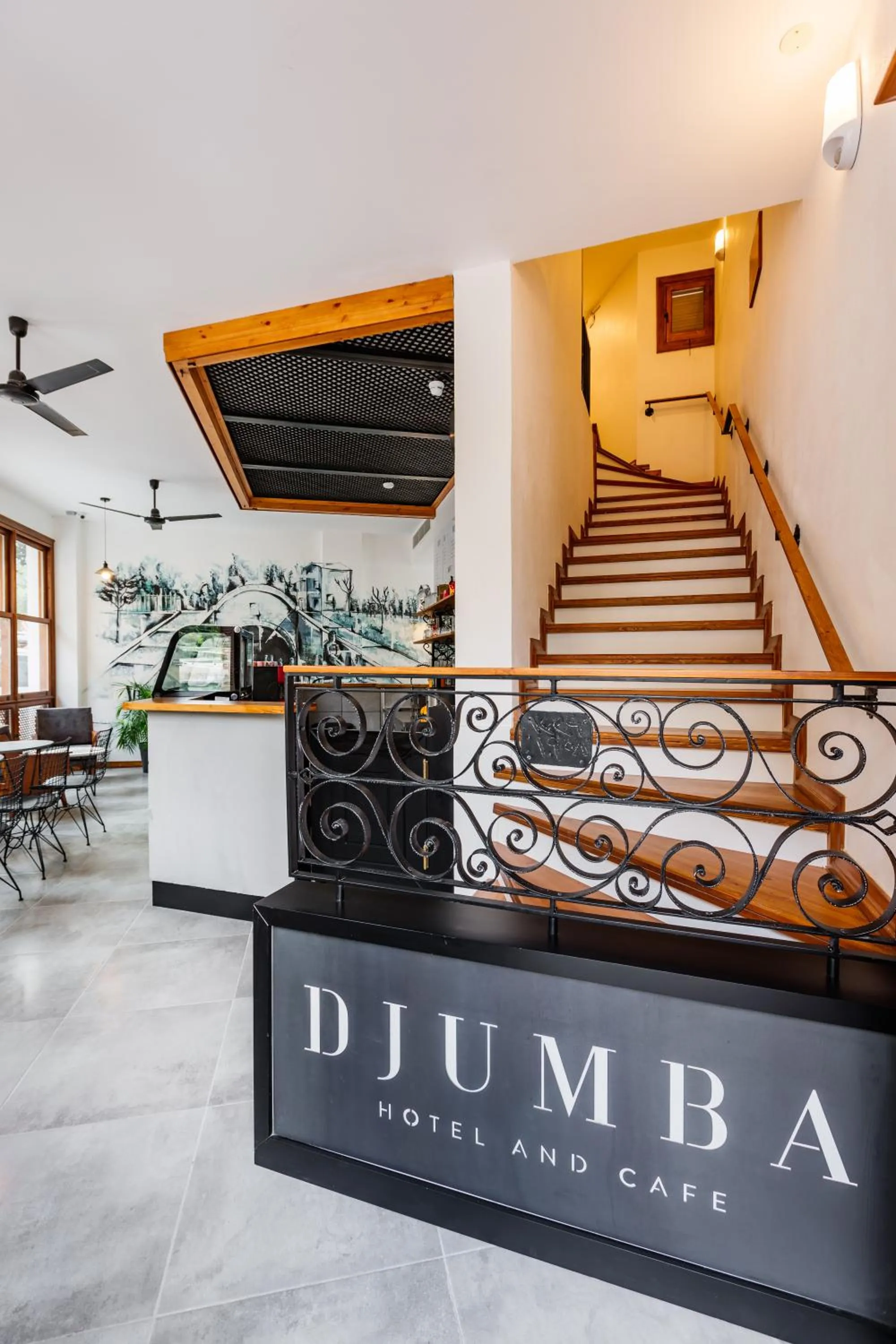 Restaurant/places to eat in Djumba Hotel & Cafe