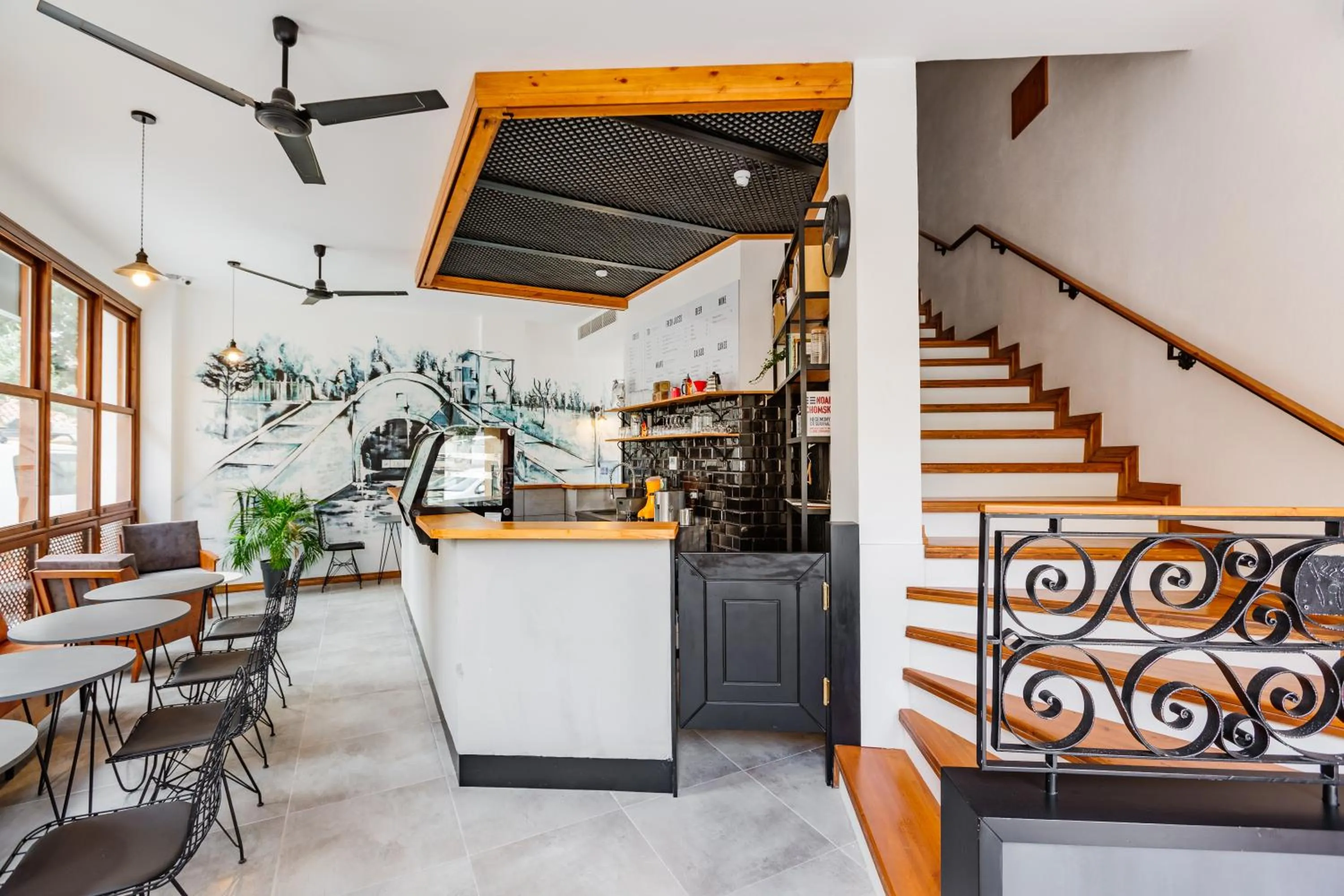 Restaurant/places to eat in Djumba Hotel & Cafe