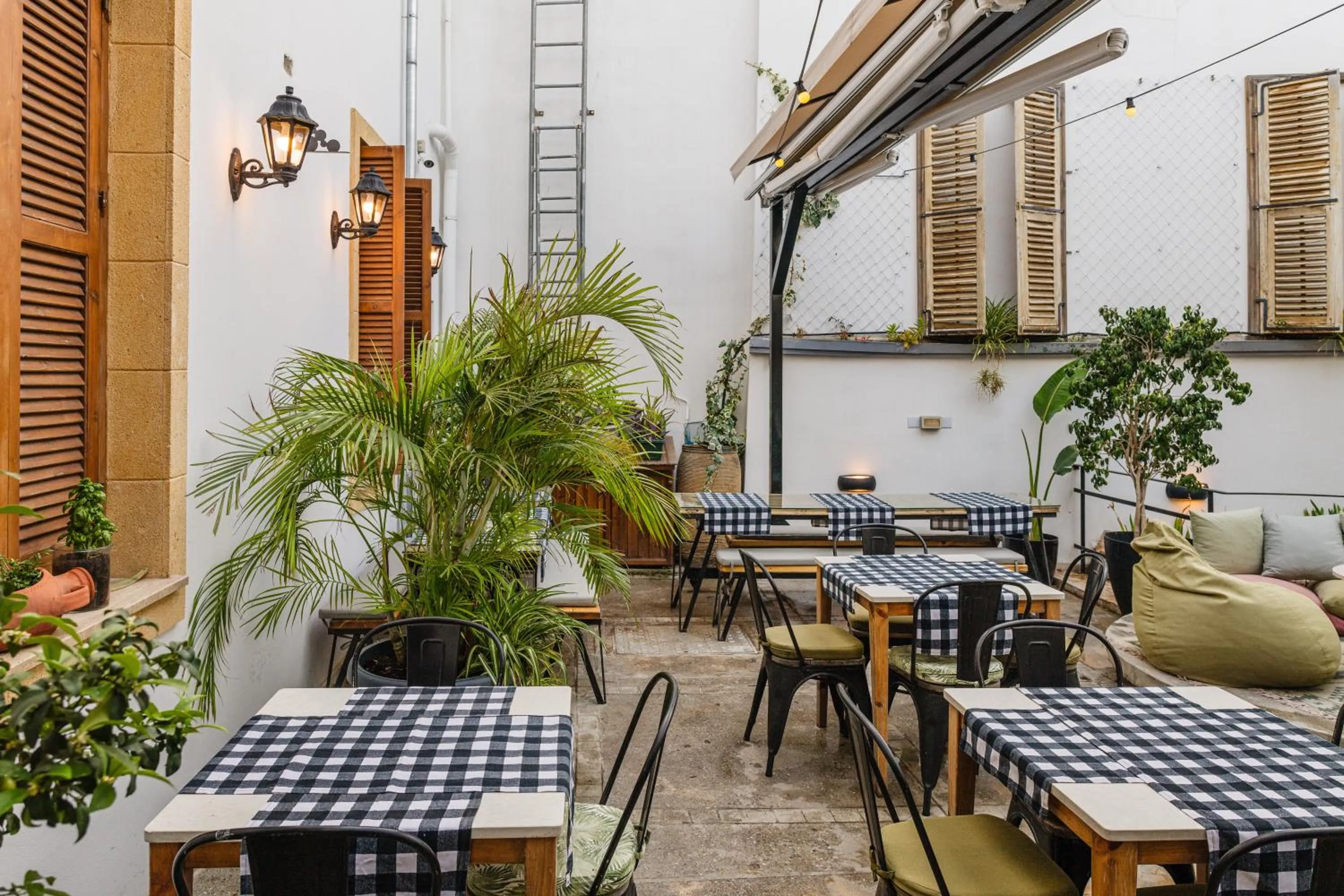 Restaurant/places to eat in Djumba Hotel & Cafe