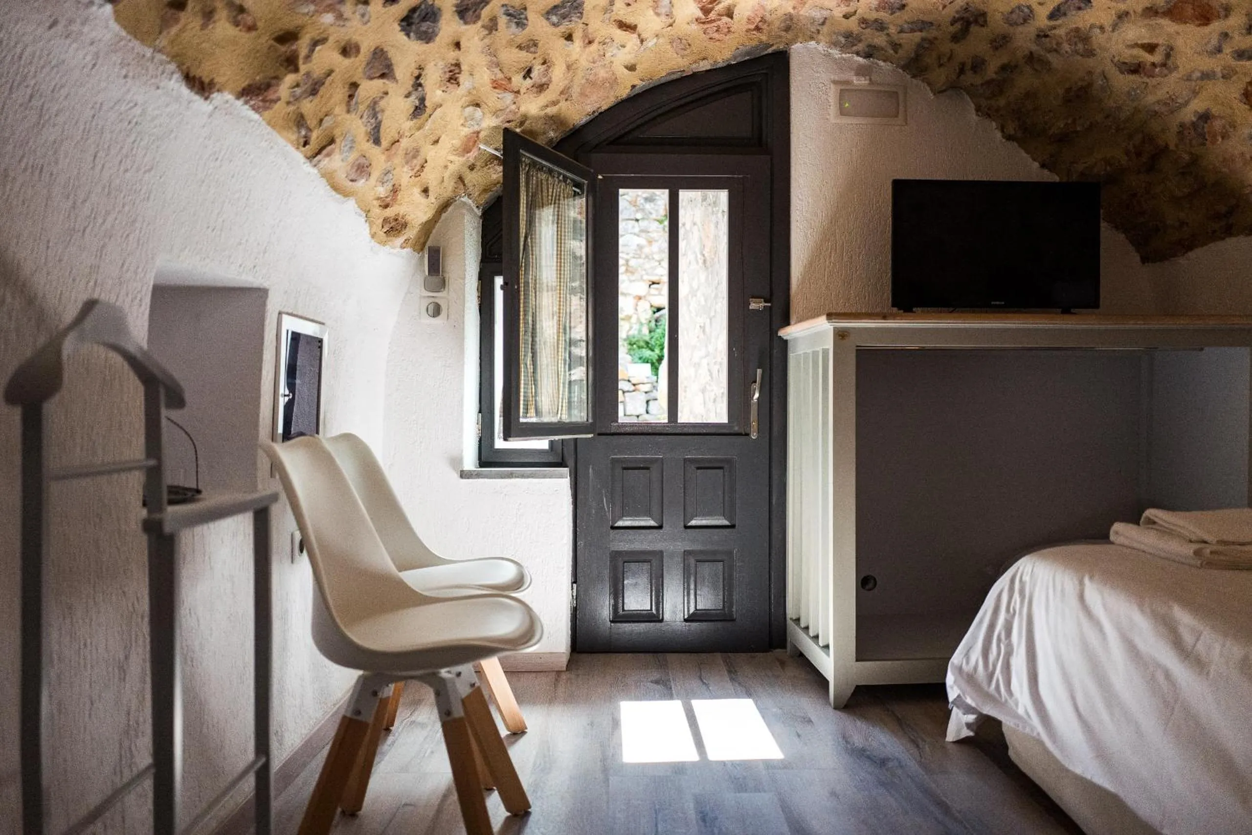 Communal lounge/ TV room, Bed in Avgonima Chios Spitakia Cottages