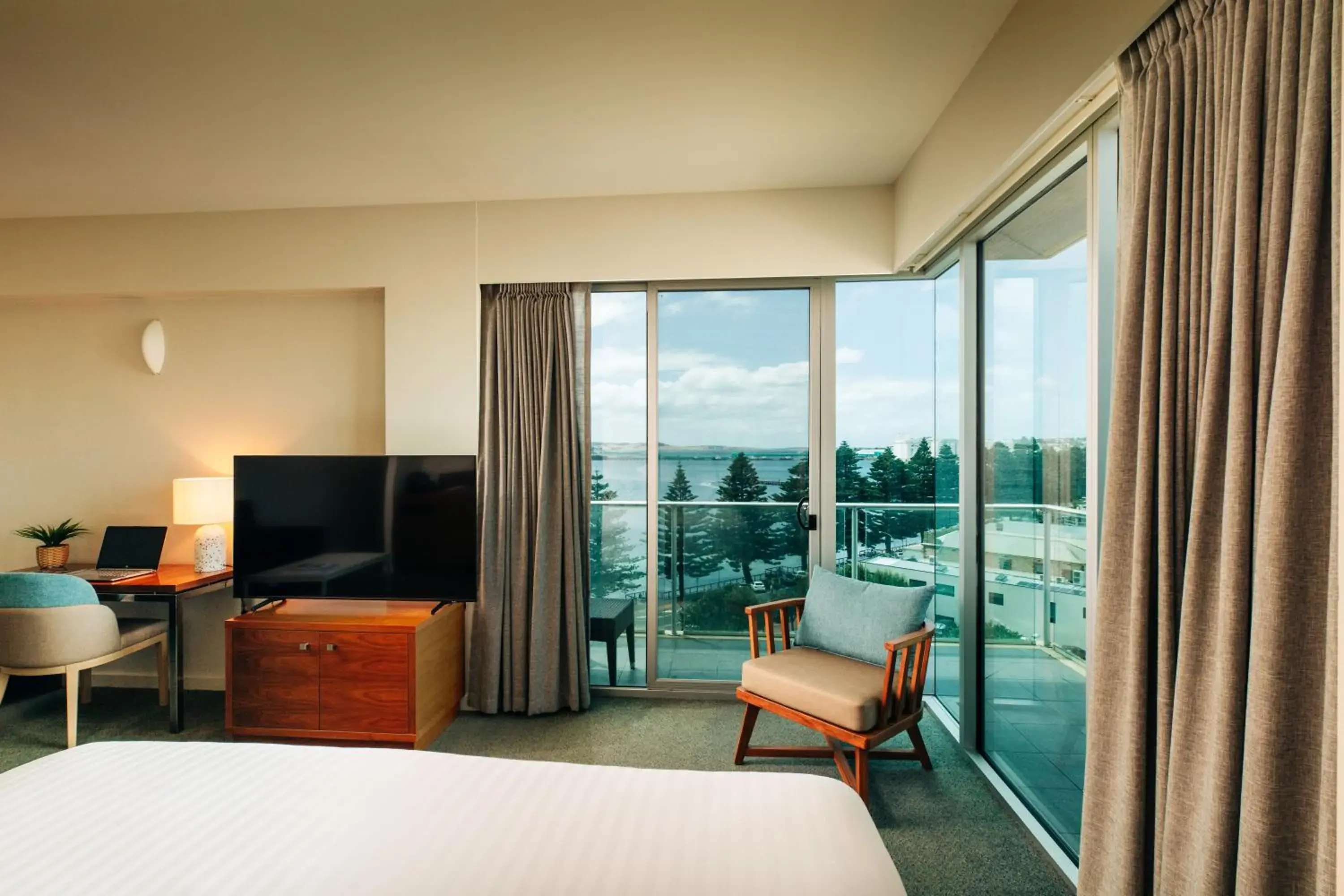 Deluxe Suite with Spa Bath in Port Lincoln Hotel Deluxe Suite with Spa Bath in Port Lincoln Hotel