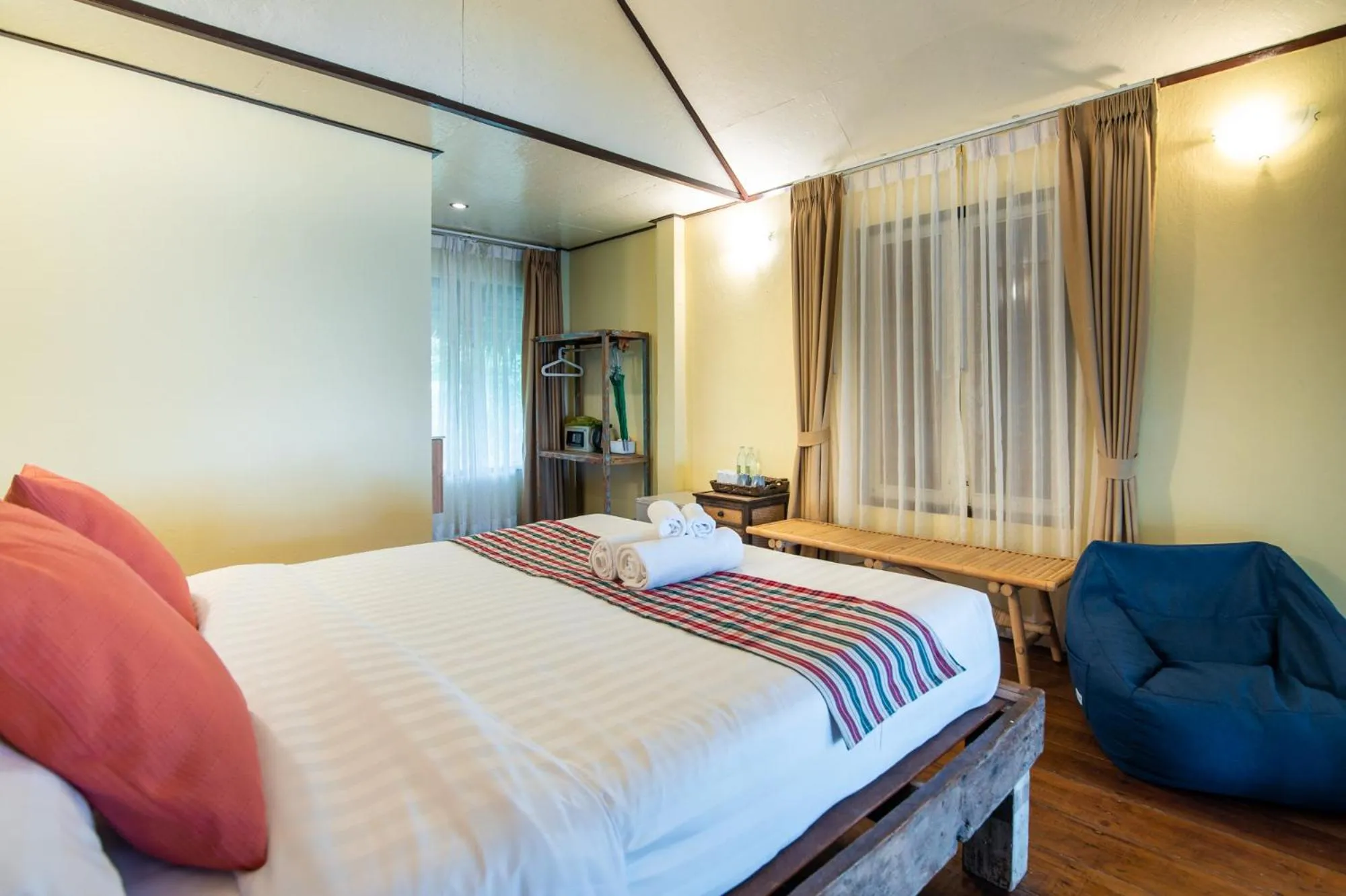 Photo of the whole room, Bed in Pawapi Beach Resort Koh Mook