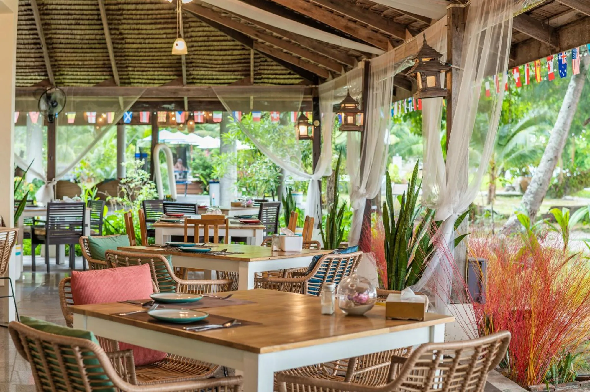 Dining area in Pawapi Beach Resort Koh Mook