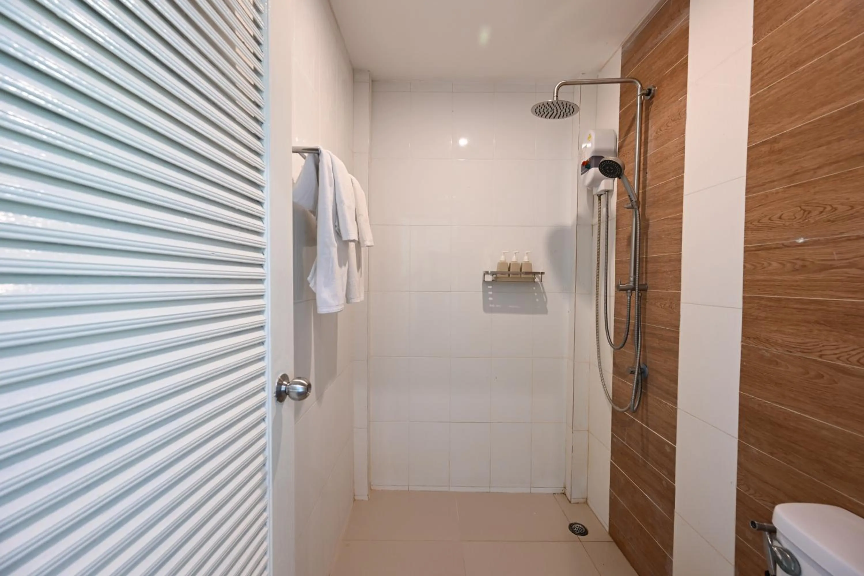 Toilet in Pawapi Beach Resort Koh Mook