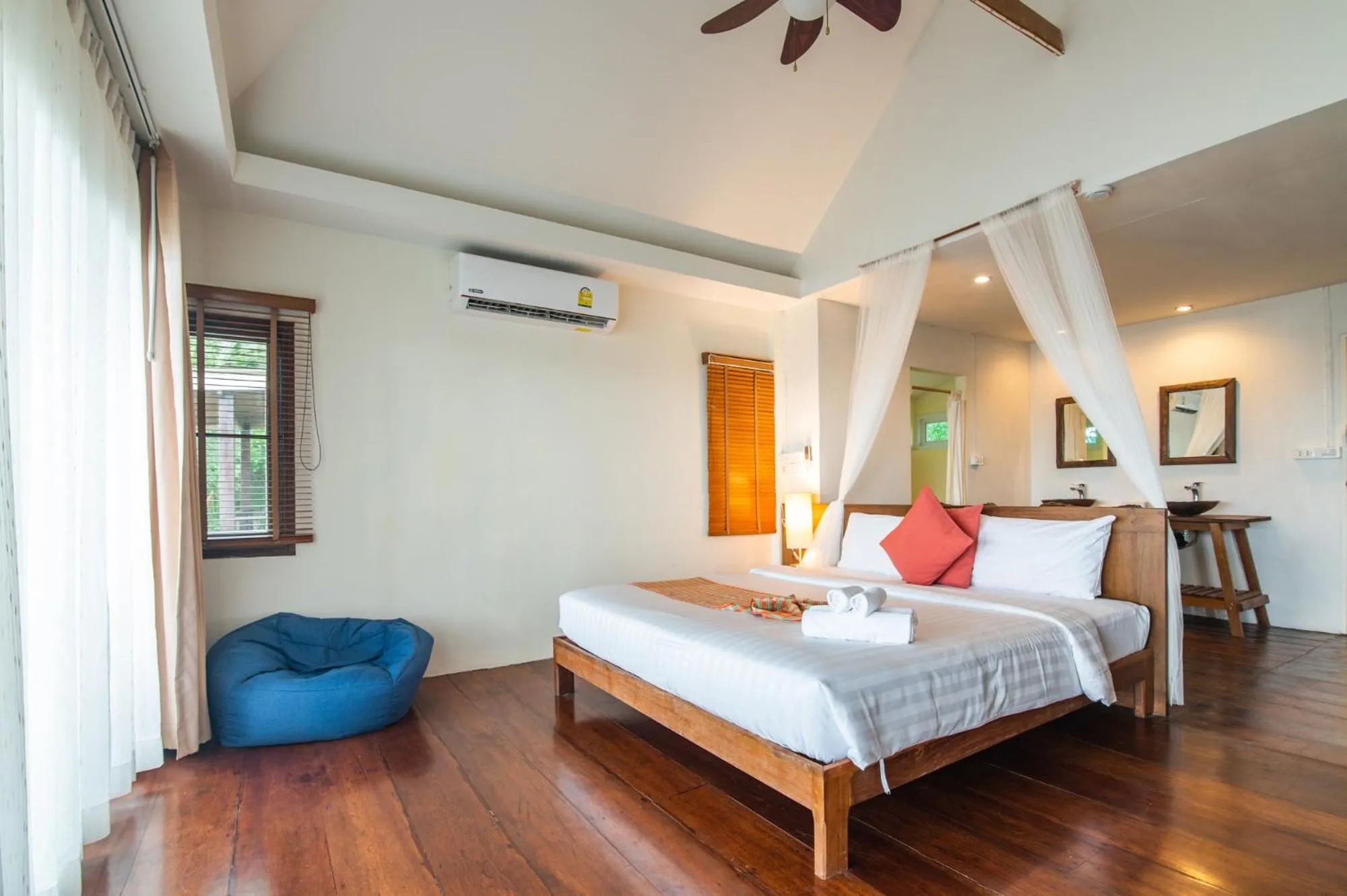 Photo of the whole room, Bed in Pawapi Beach Resort Koh Mook