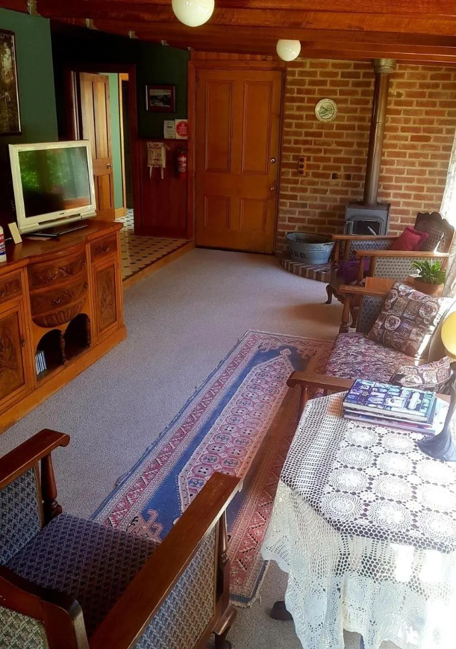 TV and multimedia in Red Brier Cottage Accommodation