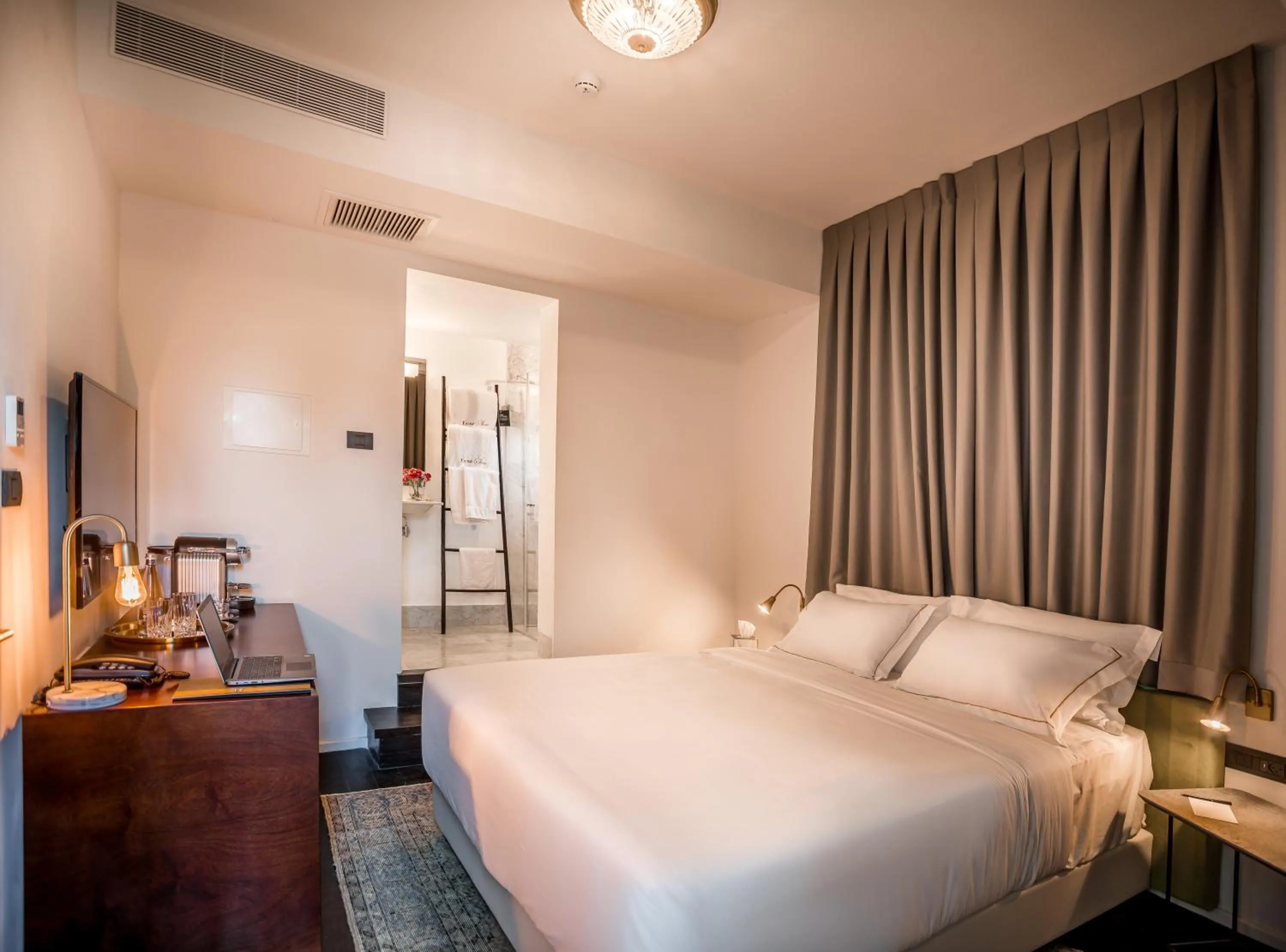 Photo of the whole room, Bed in Lear Sense Hotel