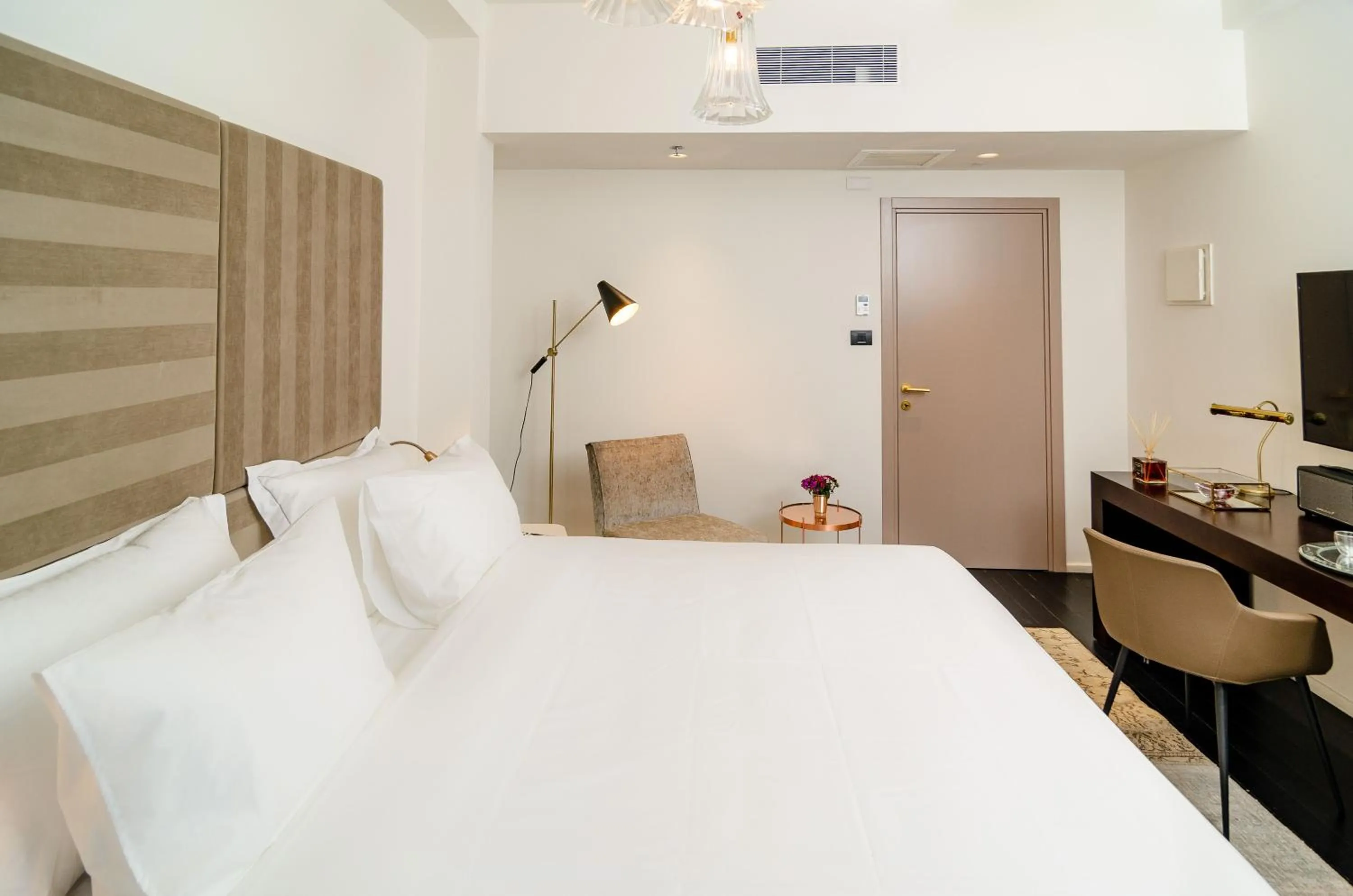 Photo of the whole room, Bed in Lear Sense Hotel