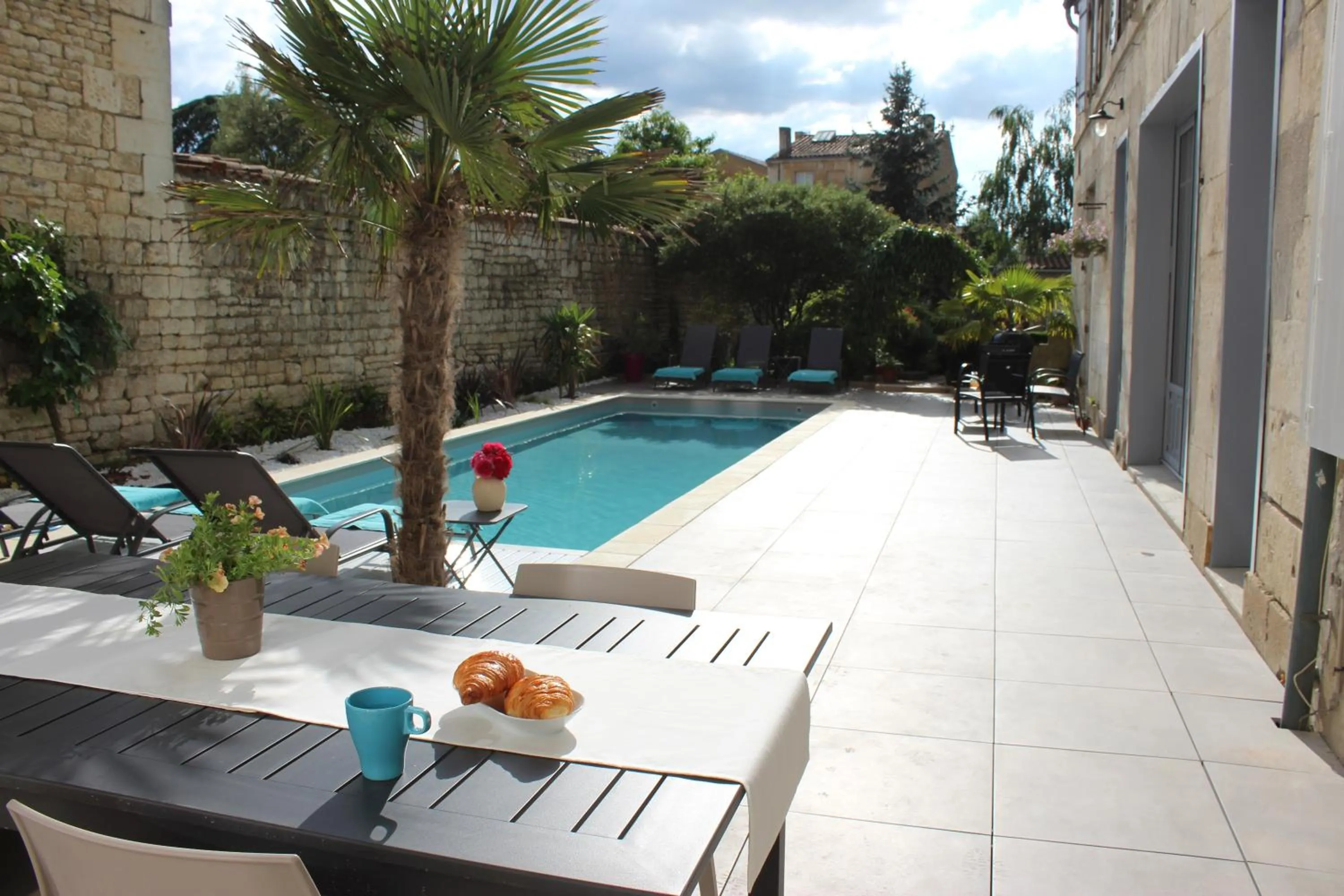 Swimming pool in L'Angély - Chambres d'Hôtes
