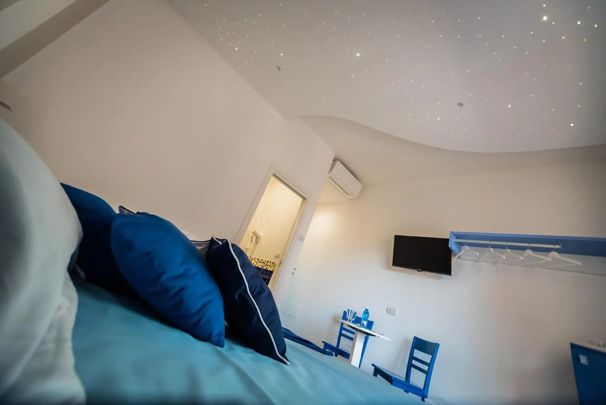 Photo of the whole room, Bed in Chiaro di Luna