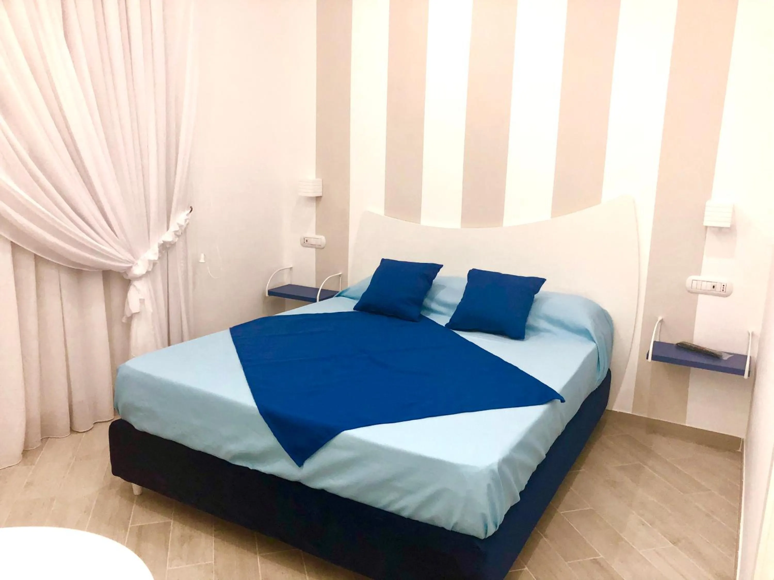 Bedroom, Bed in Chiaro di Luna