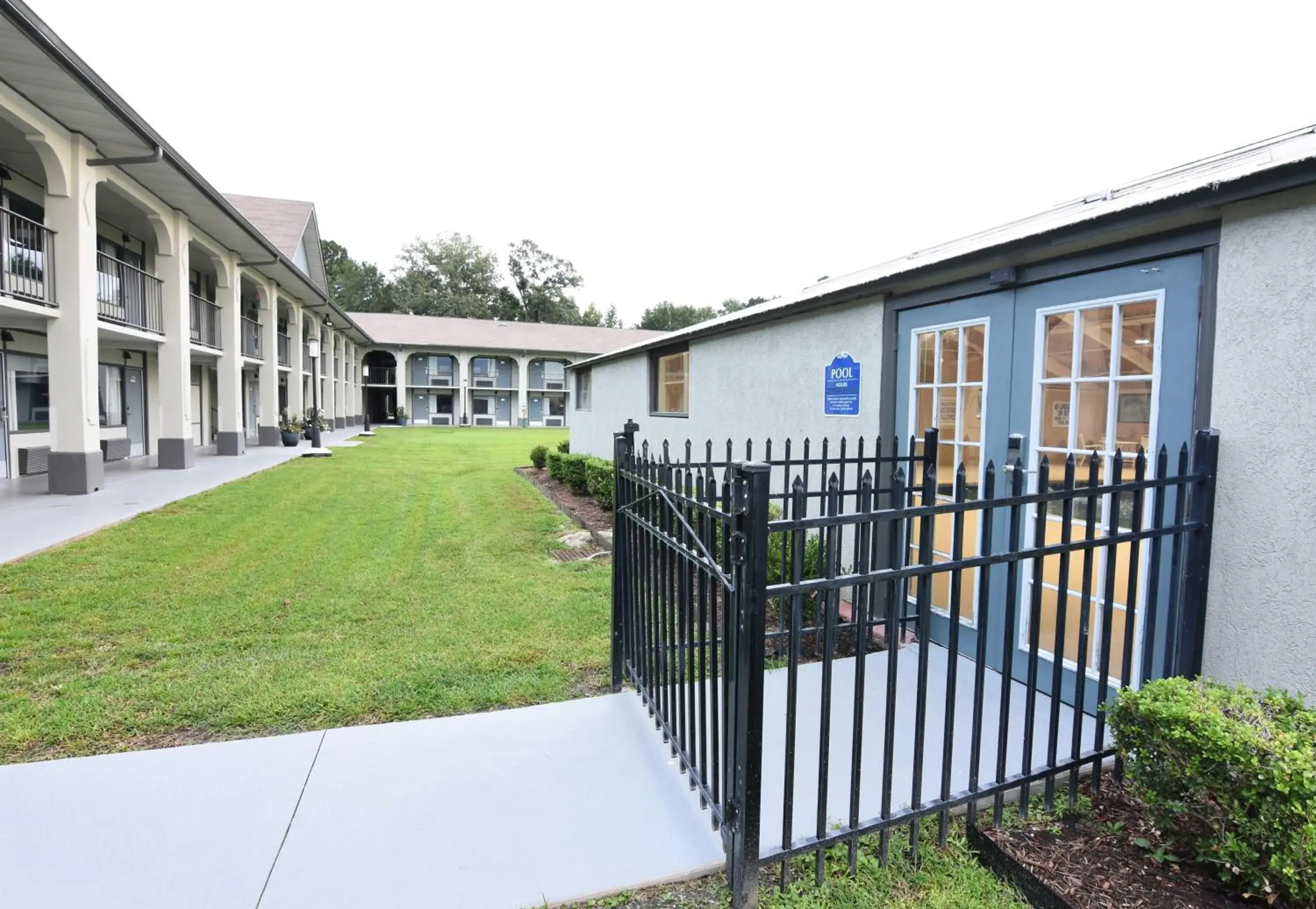 Property building in Best Western Point South Property building in Best Western Point South