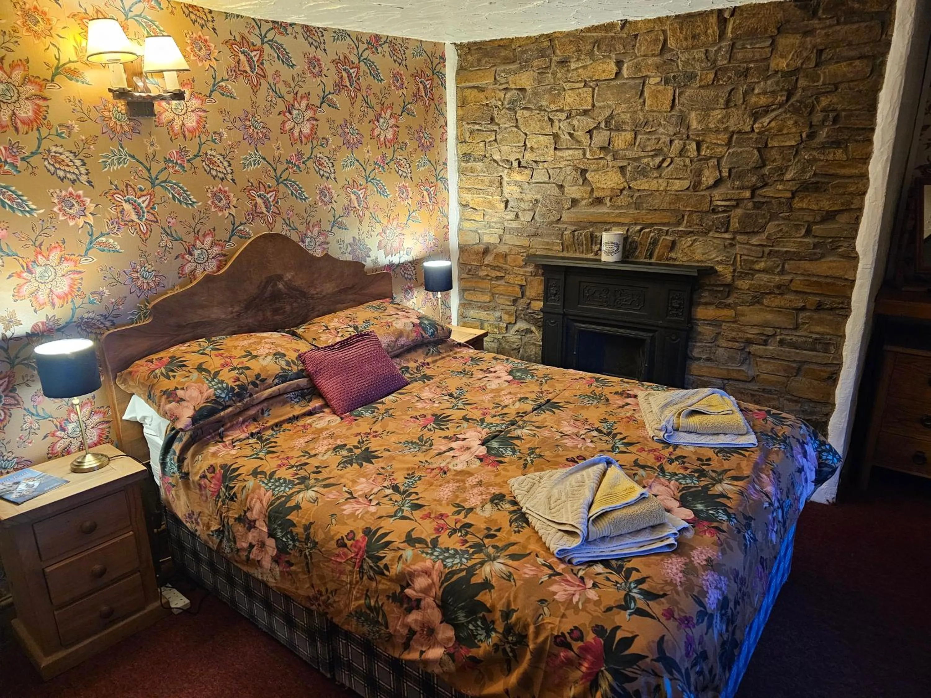 Bedroom, Bed in The West Country Inn